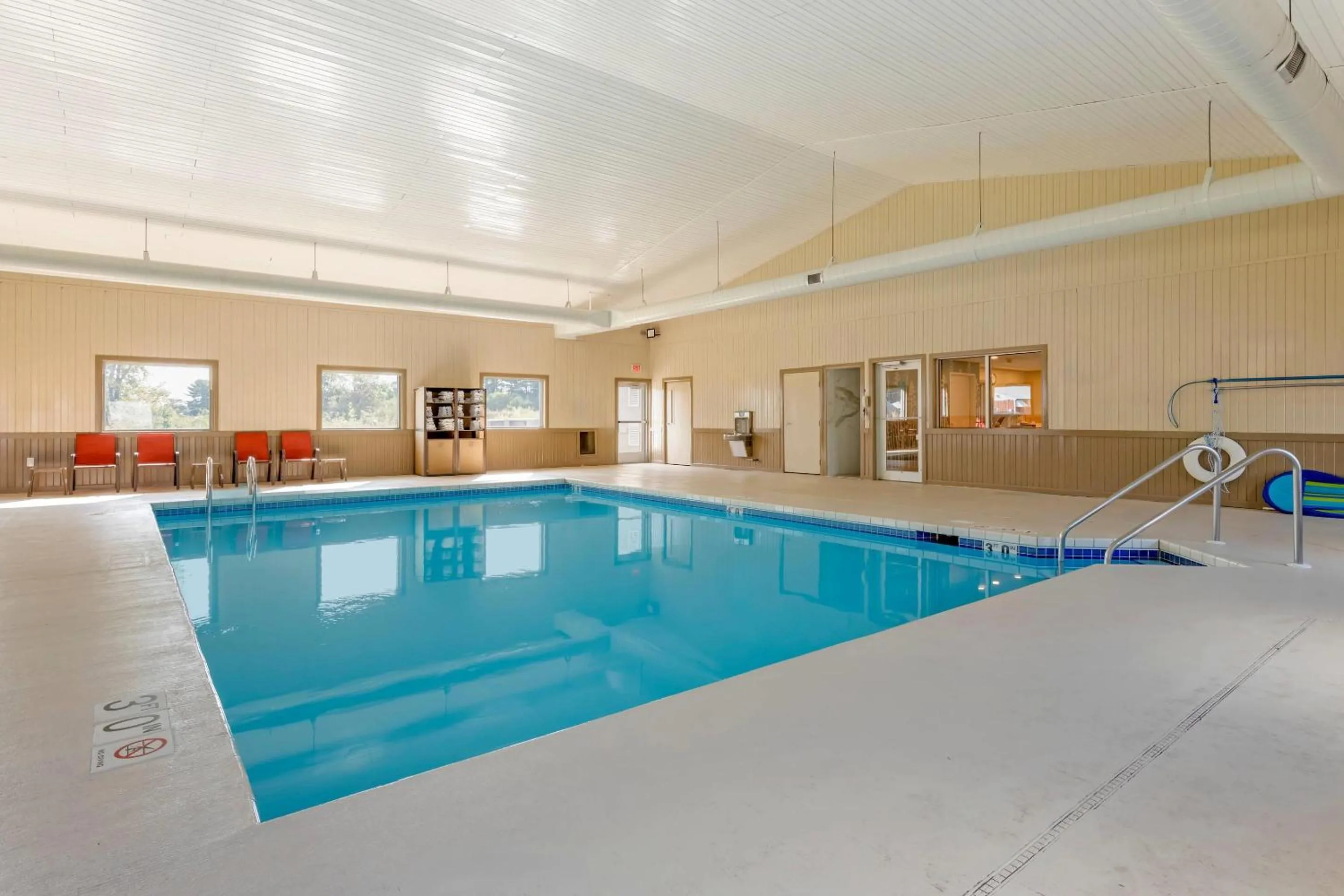 Swimming pool in Sleep Inn & Suites Wisconsin Dells - Lake Delton