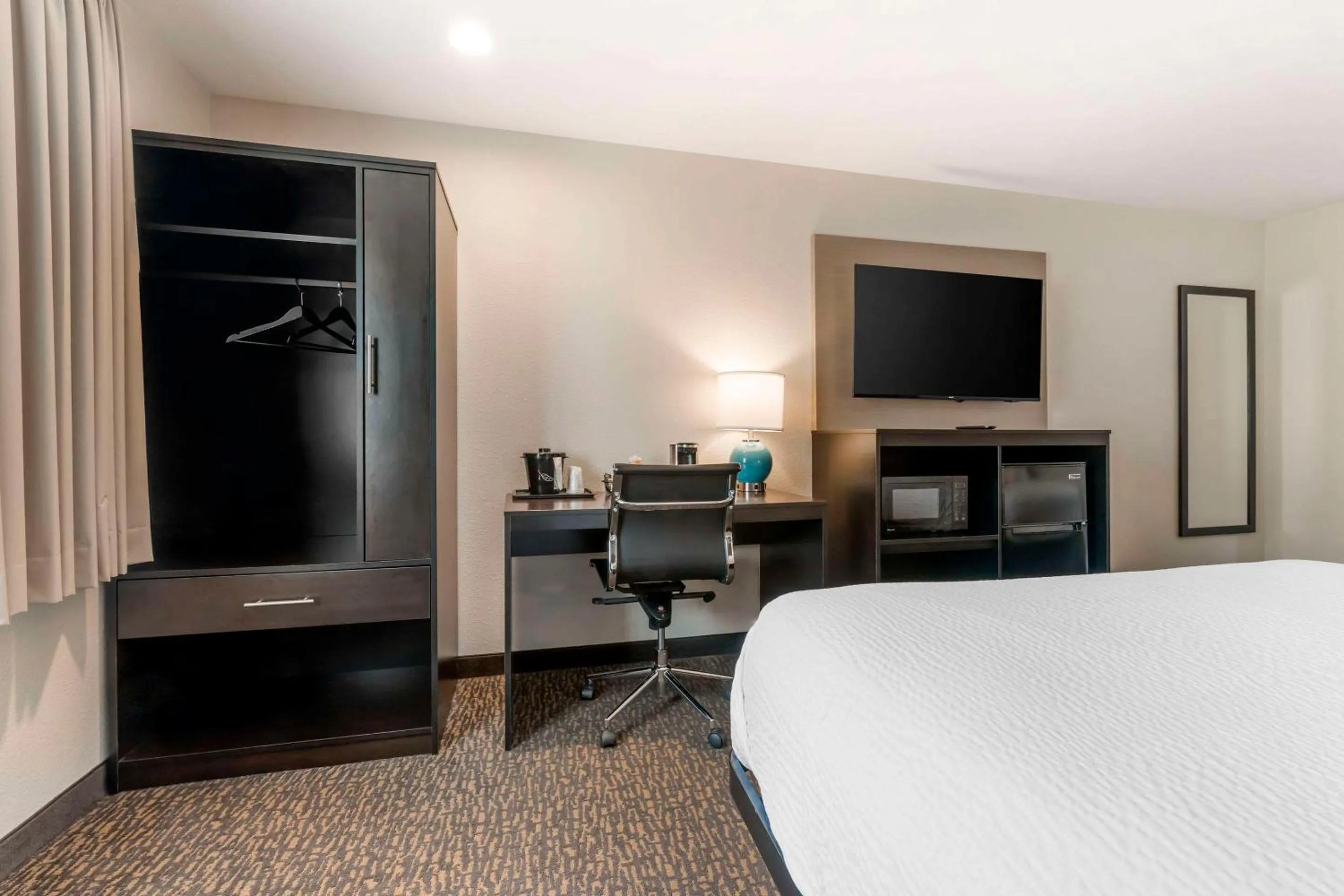 Bedroom, Bed in Americas Best Value Inn Wisconsin Dells-Lake Delton - Newly renovated