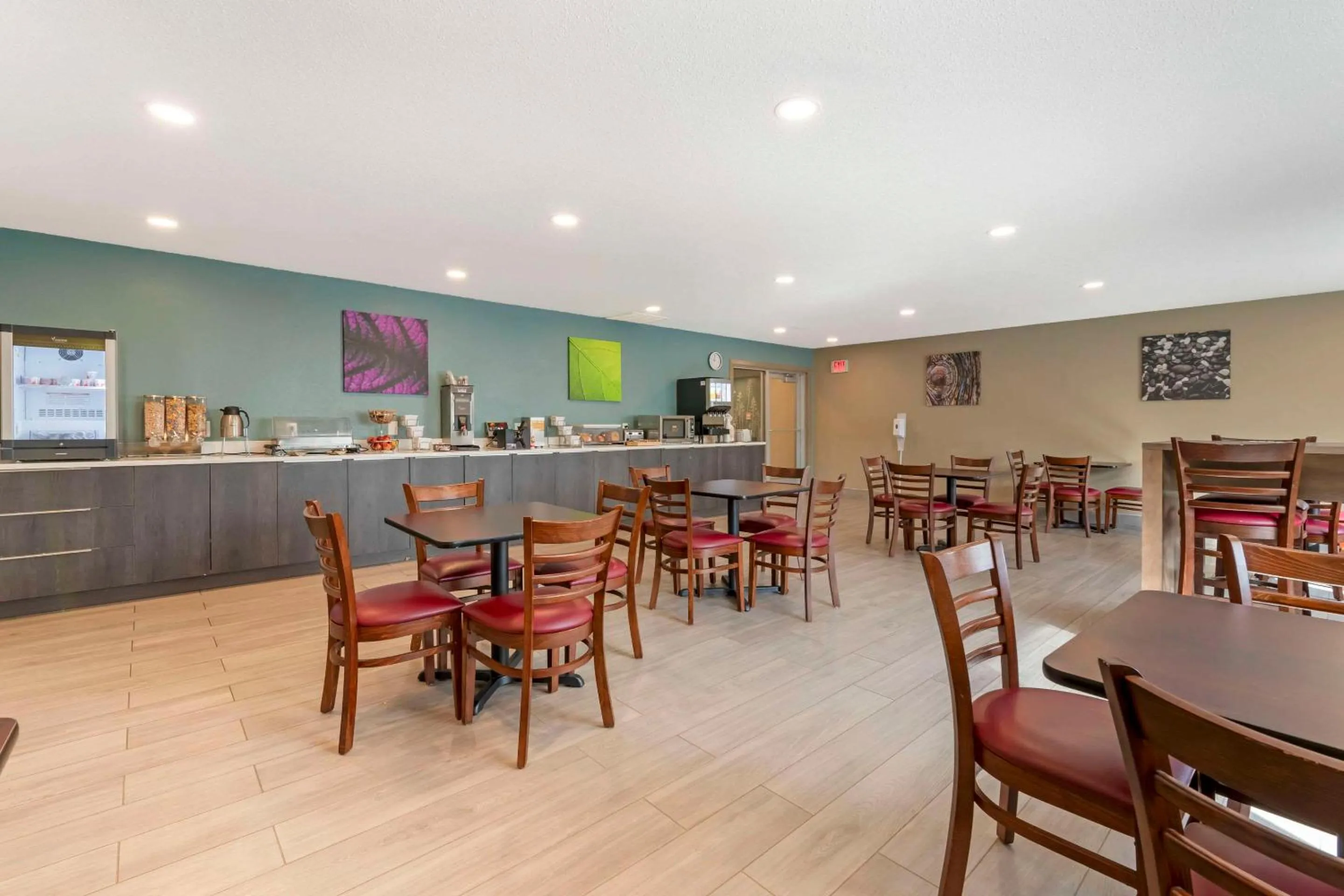 Breakfast in Americas Best Value Inn Wisconsin Dells-Lake Delton - Newly renovated