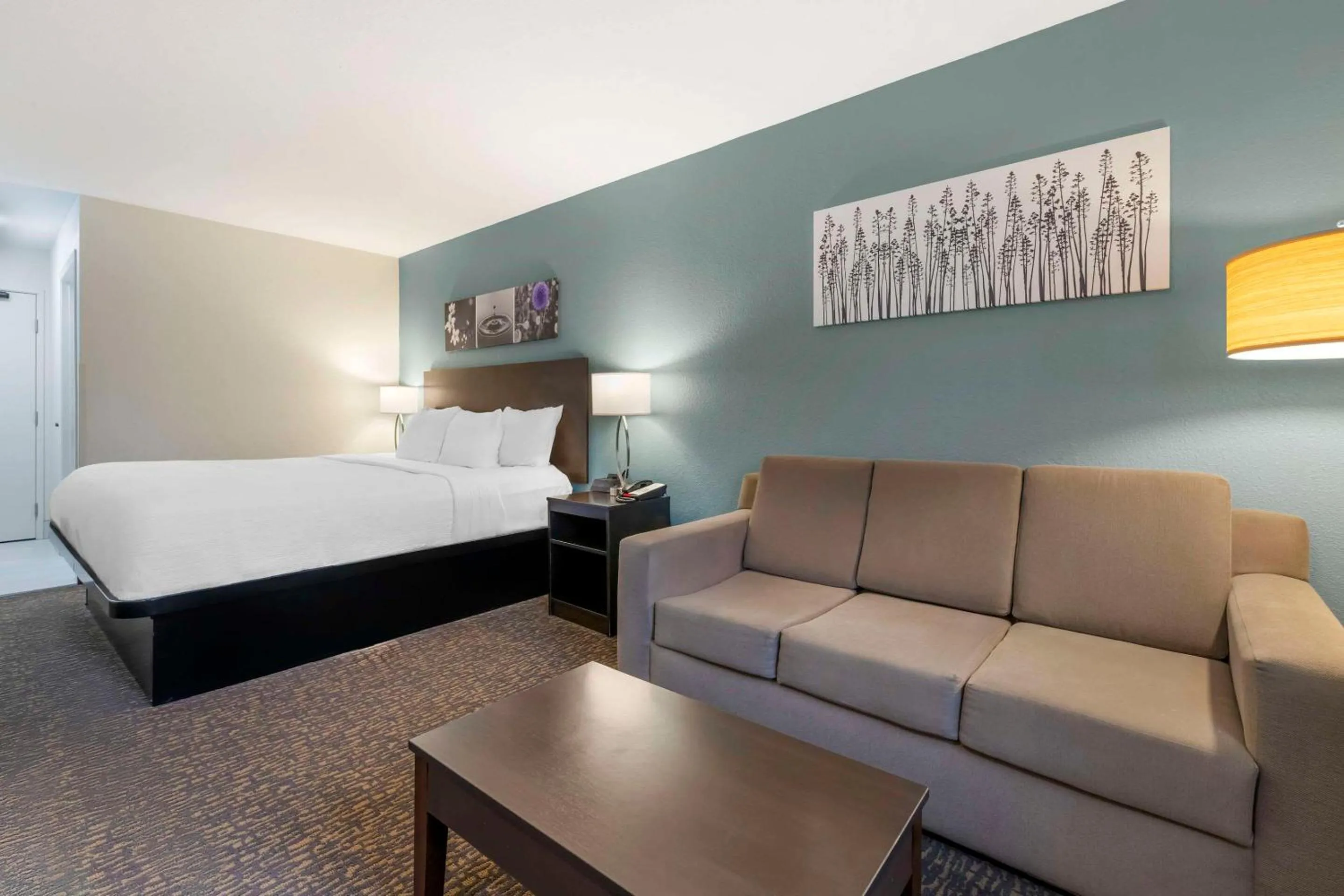 Bedroom, Bed in Americas Best Value Inn Wisconsin Dells-Lake Delton - Newly renovated