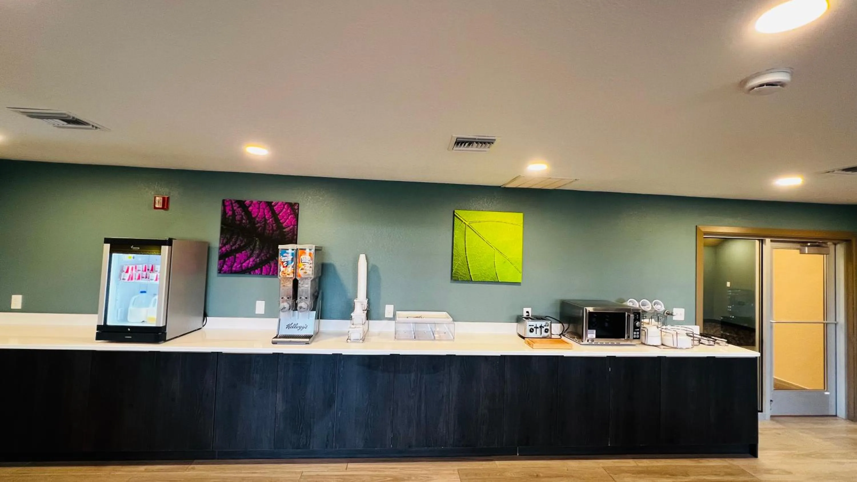 Breakfast in Americas Best Value Inn Wisconsin Dells-Lake Delton - Newly renovated