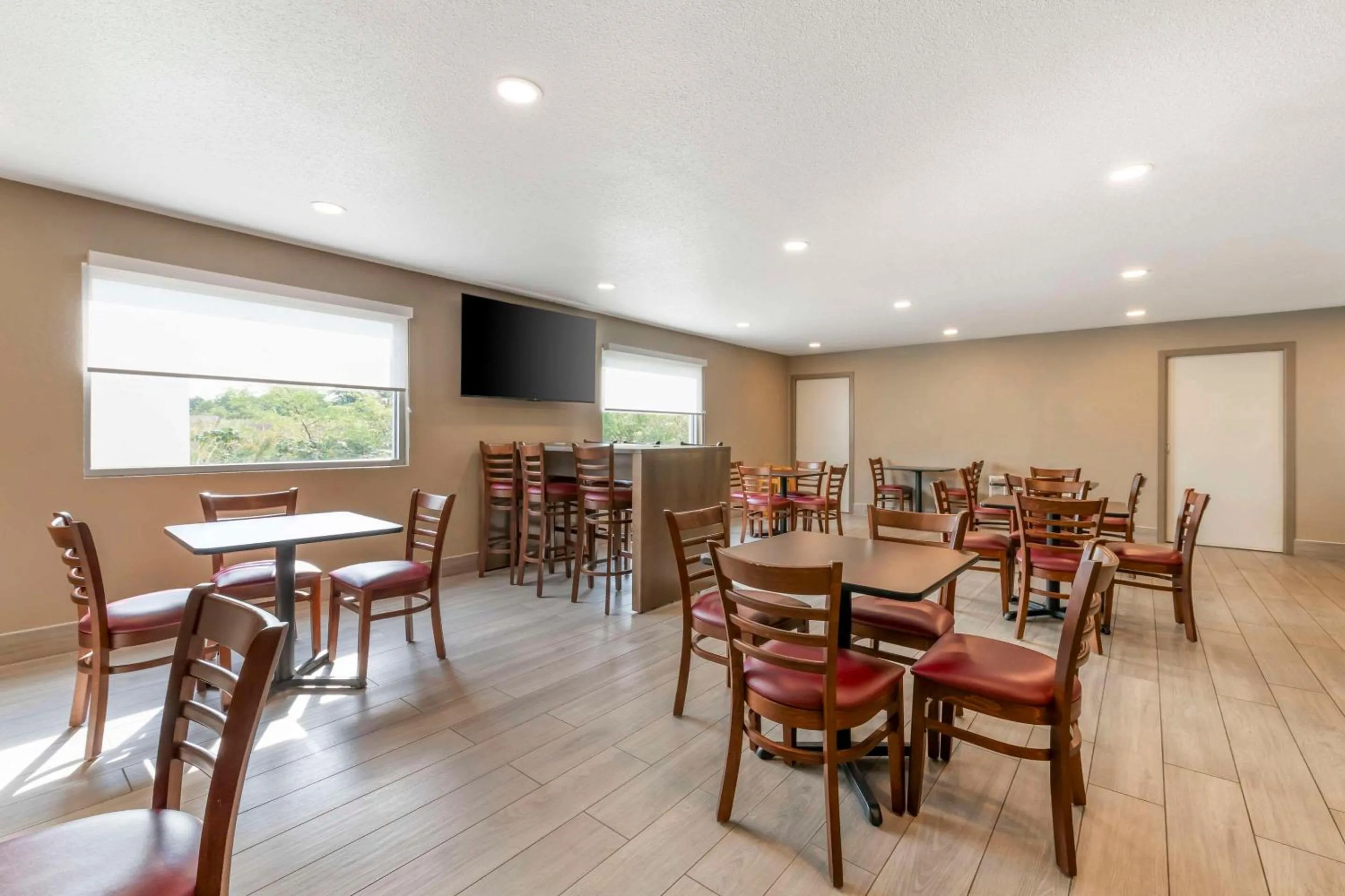 Breakfast in Americas Best Value Inn Wisconsin Dells-Lake Delton - Newly renovated