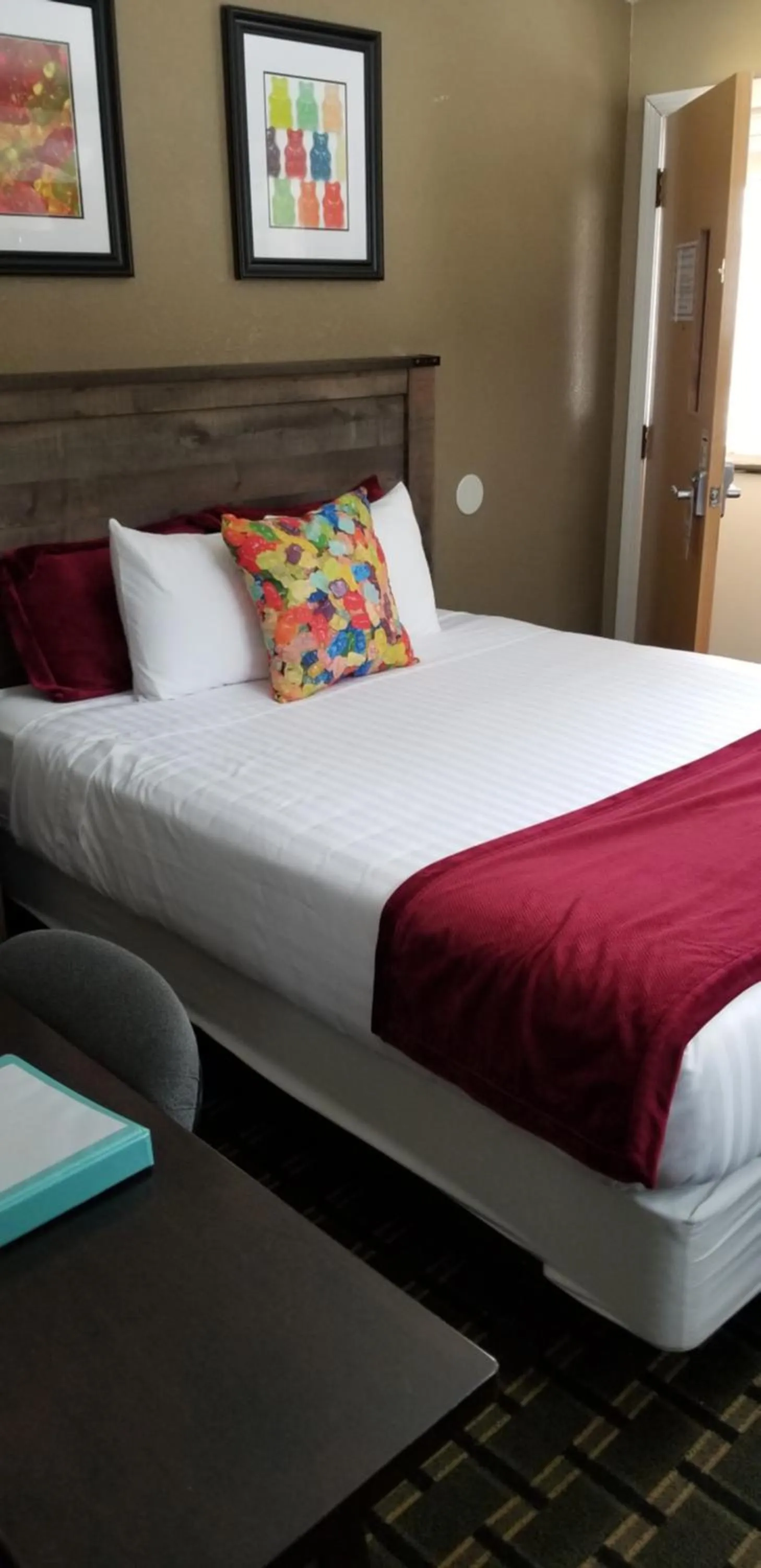 Bed in Middlebury Sweets Motel