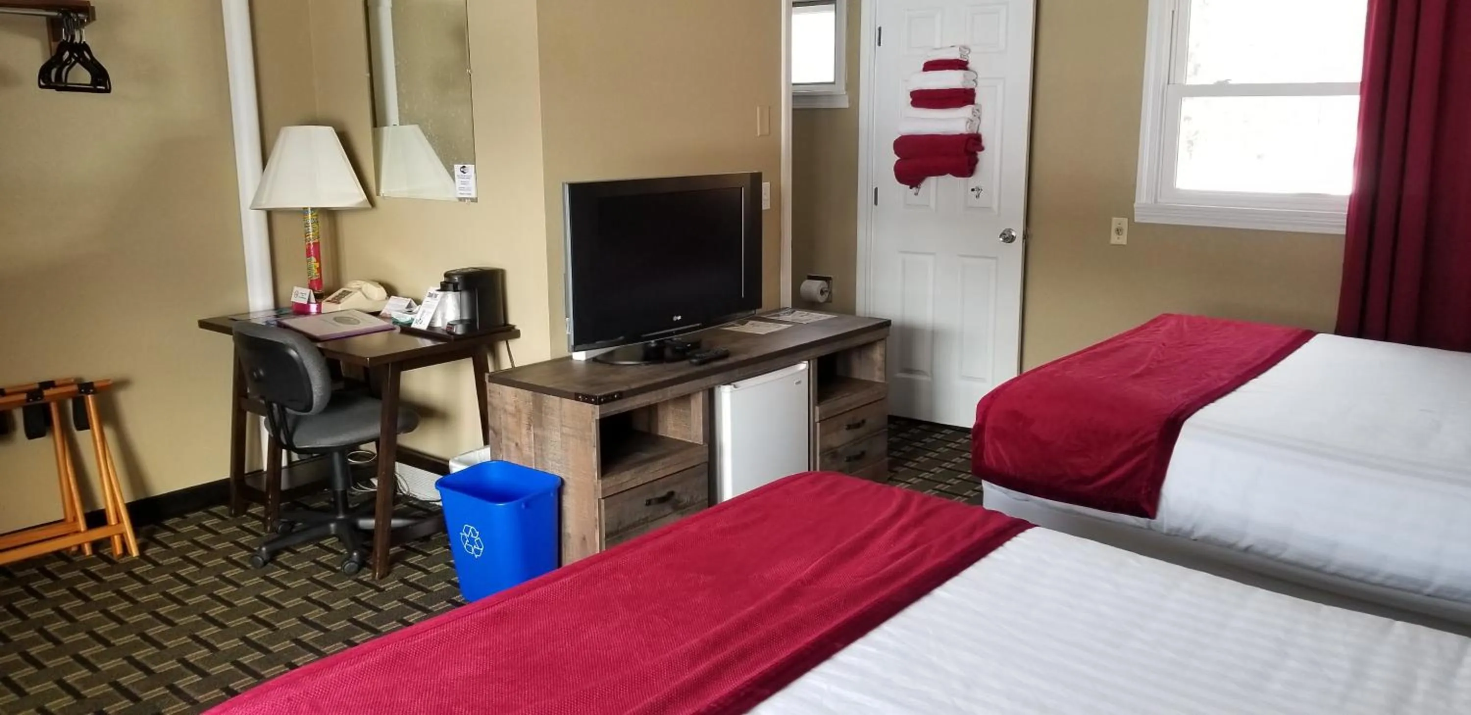 Bed in Middlebury Sweets Motel