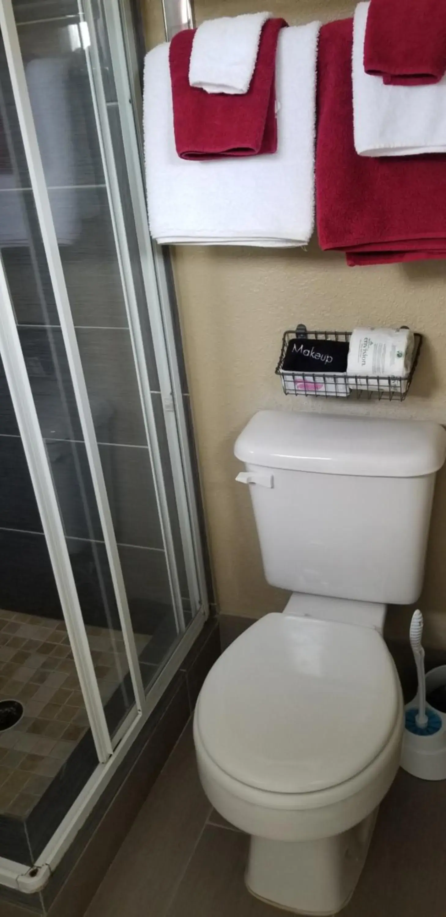 Queen Room in Middlebury Sweets Motel Queen Room in Middlebury Sweets Motel