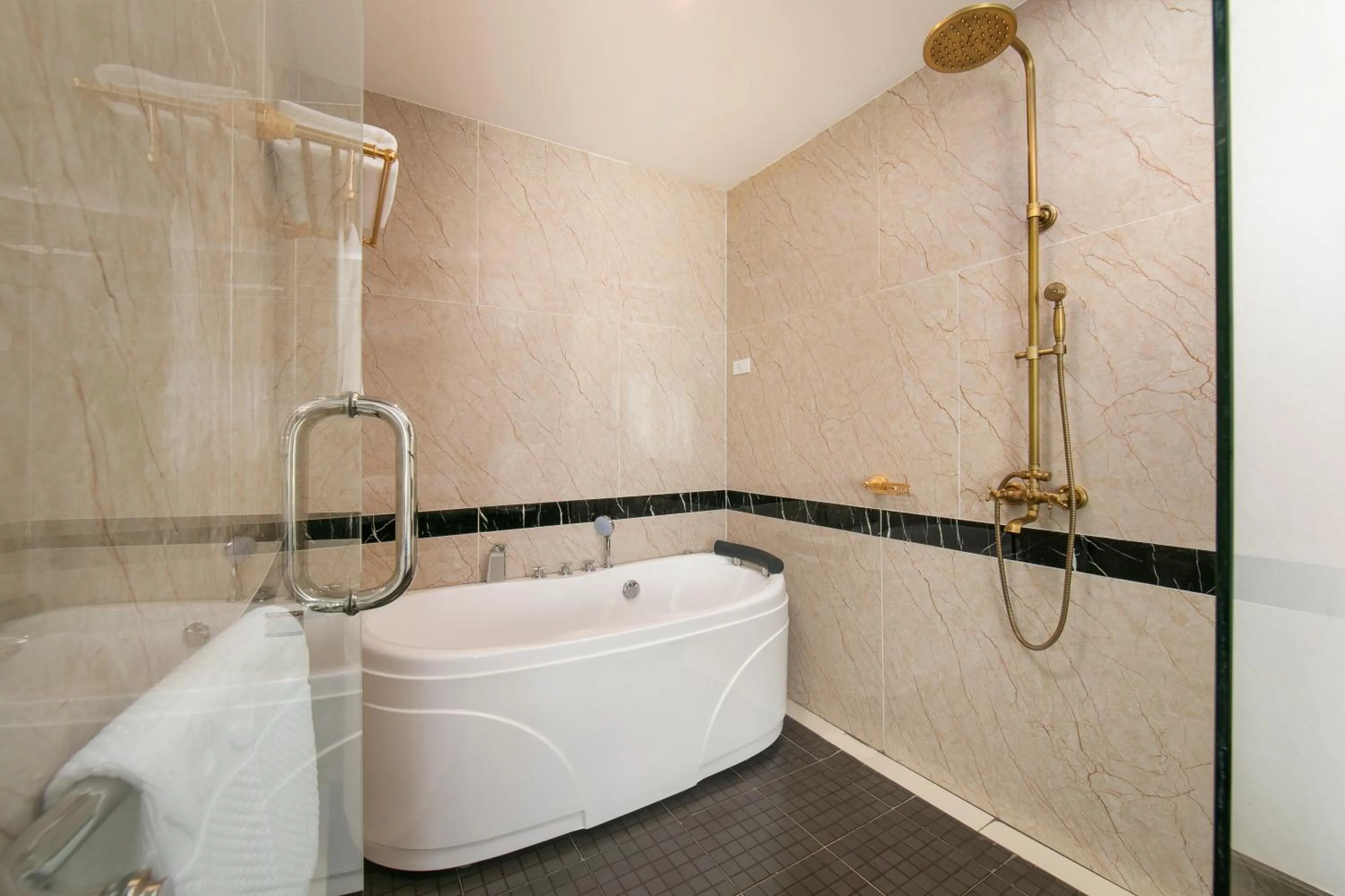 Bathroom in Azalea Parkview Hotel