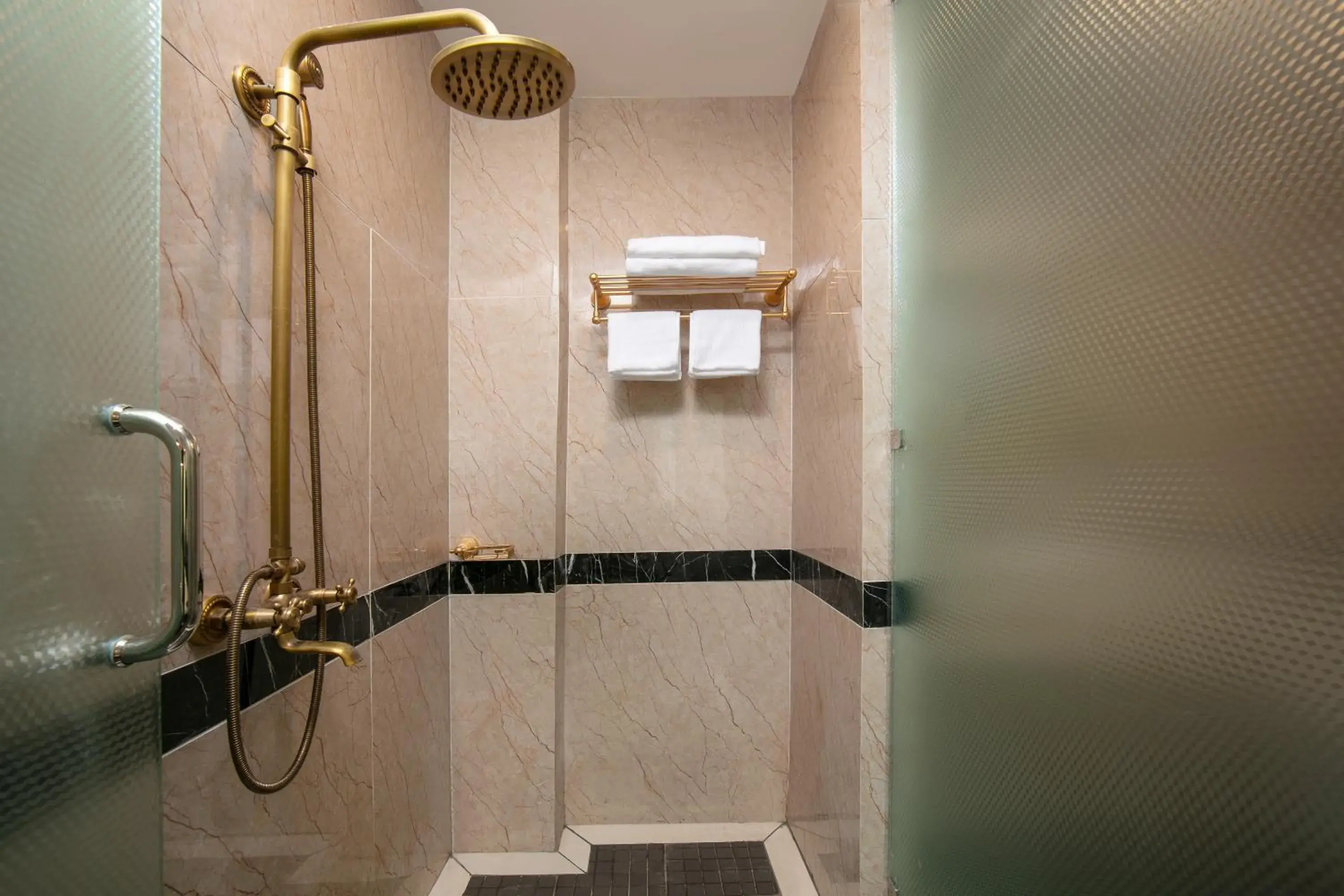 Shower in Azalea Parkview Hotel Shower in Azalea Parkview Hotel