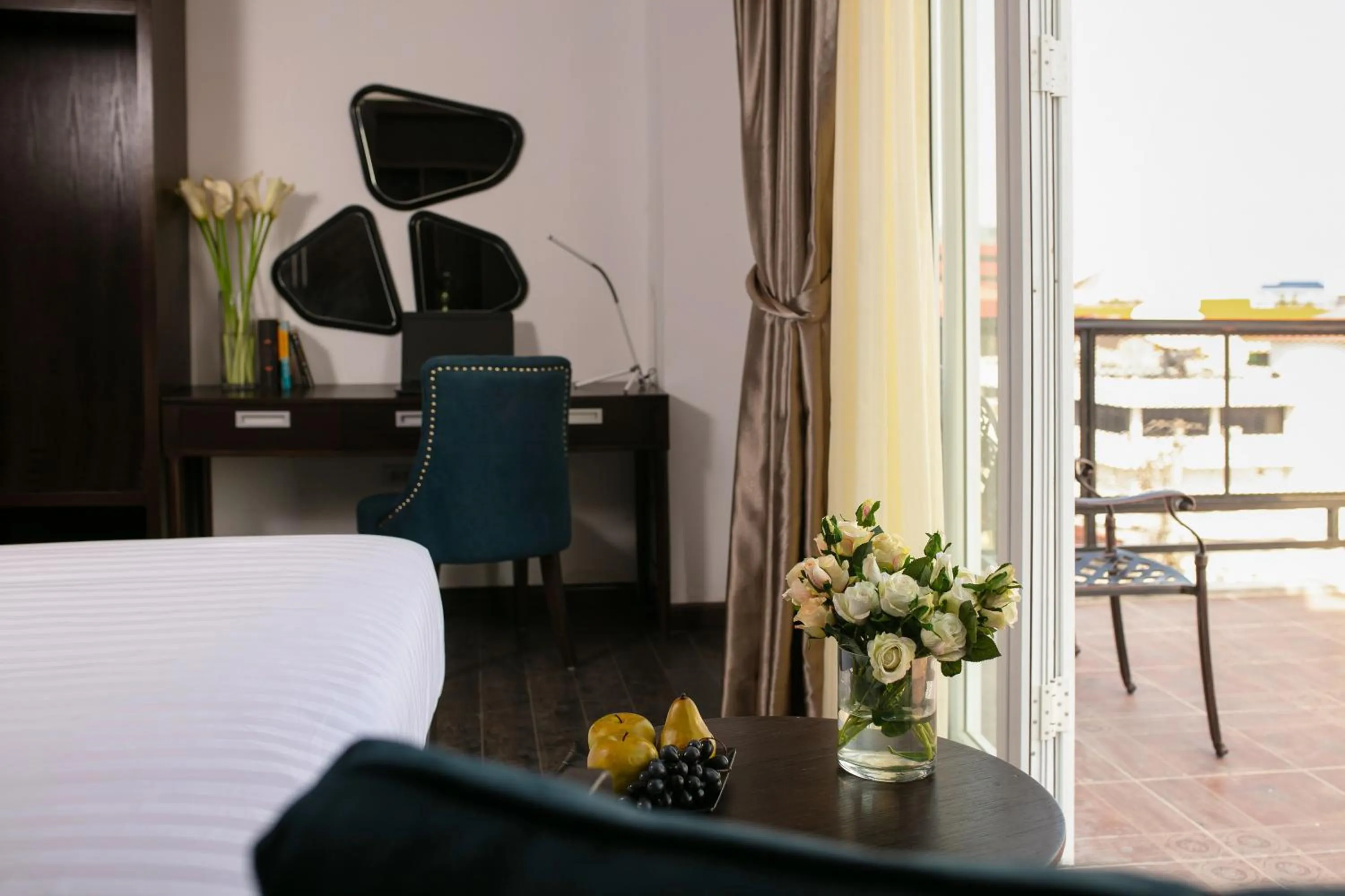 Balcony/Terrace, Bed in Azalea Parkview Hotel