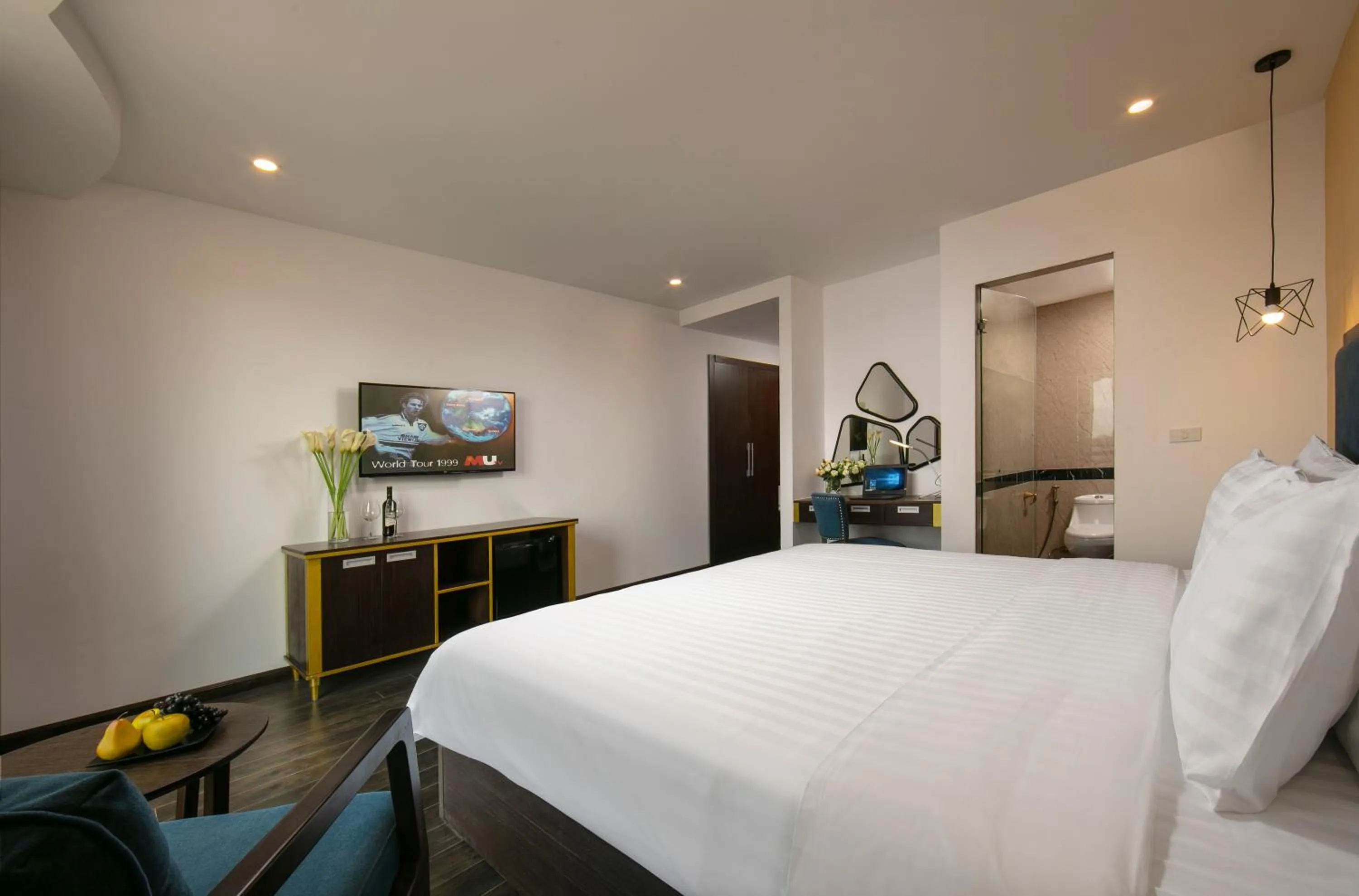 Photo of the whole room, Bed in Azalea Parkview Hotel