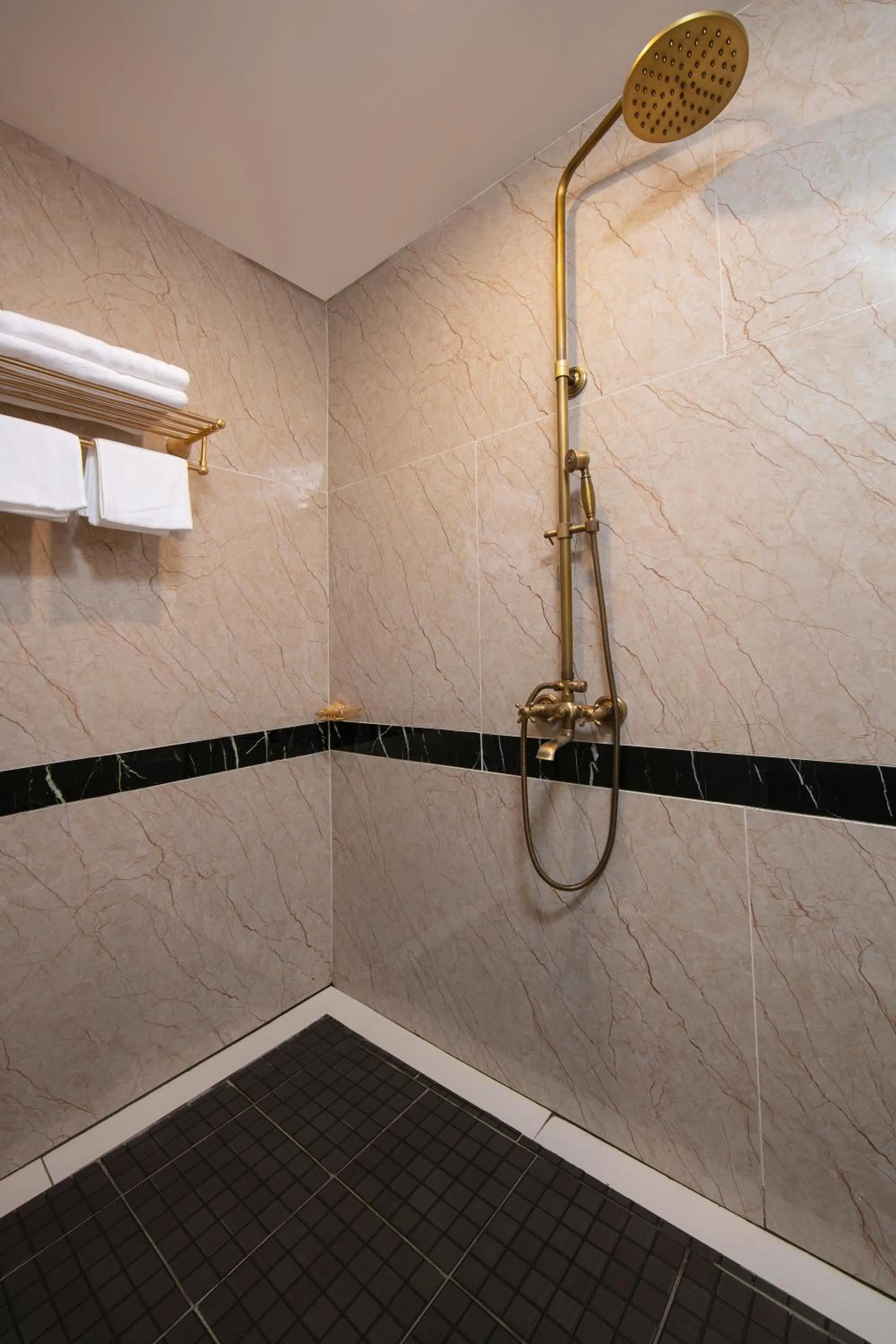 Bathroom in Azalea Parkview Hotel