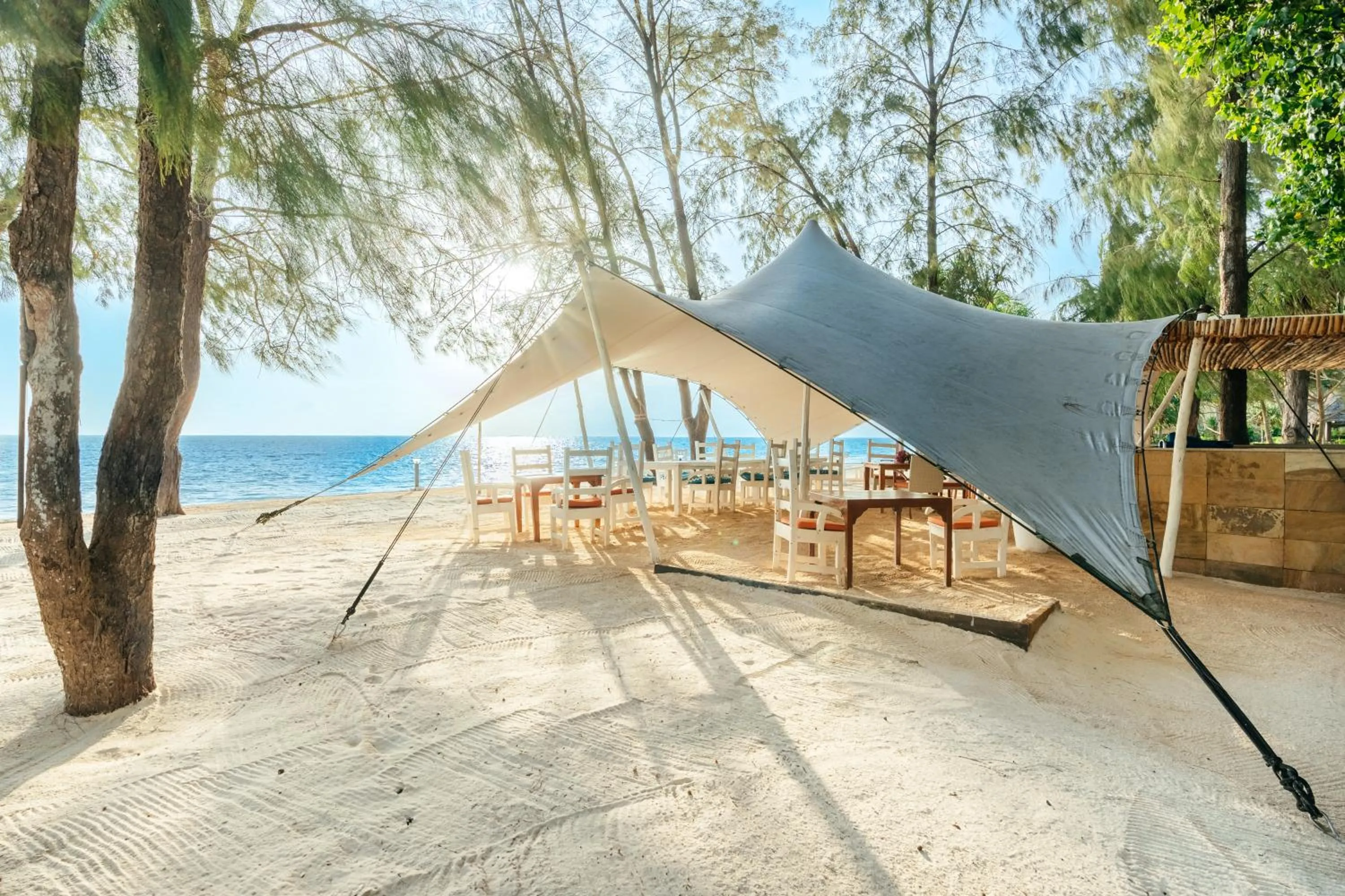 Restaurant/places to eat in Bluebay Beach Resort & Spa