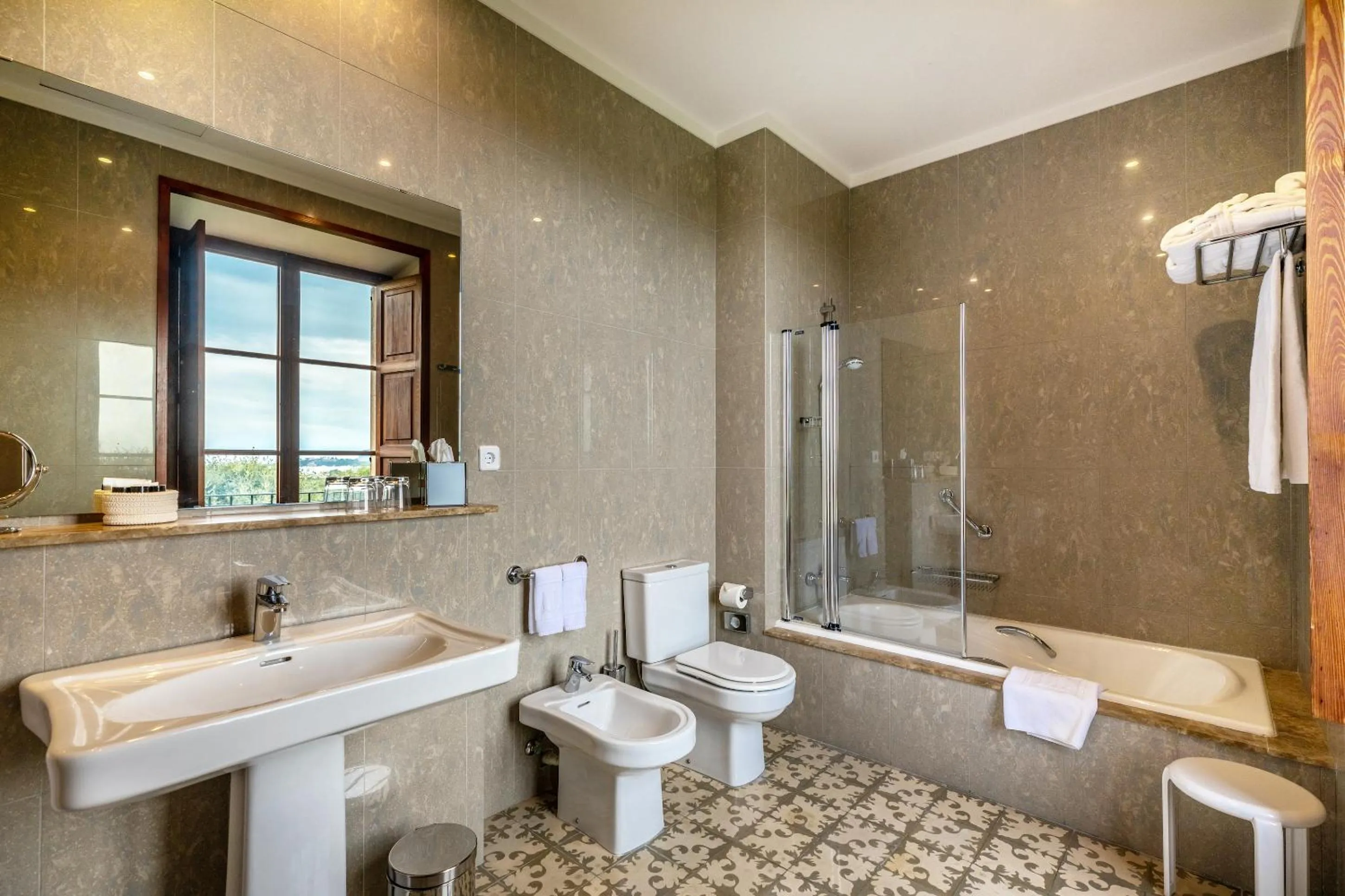 Bathroom in Hotel Llenaire