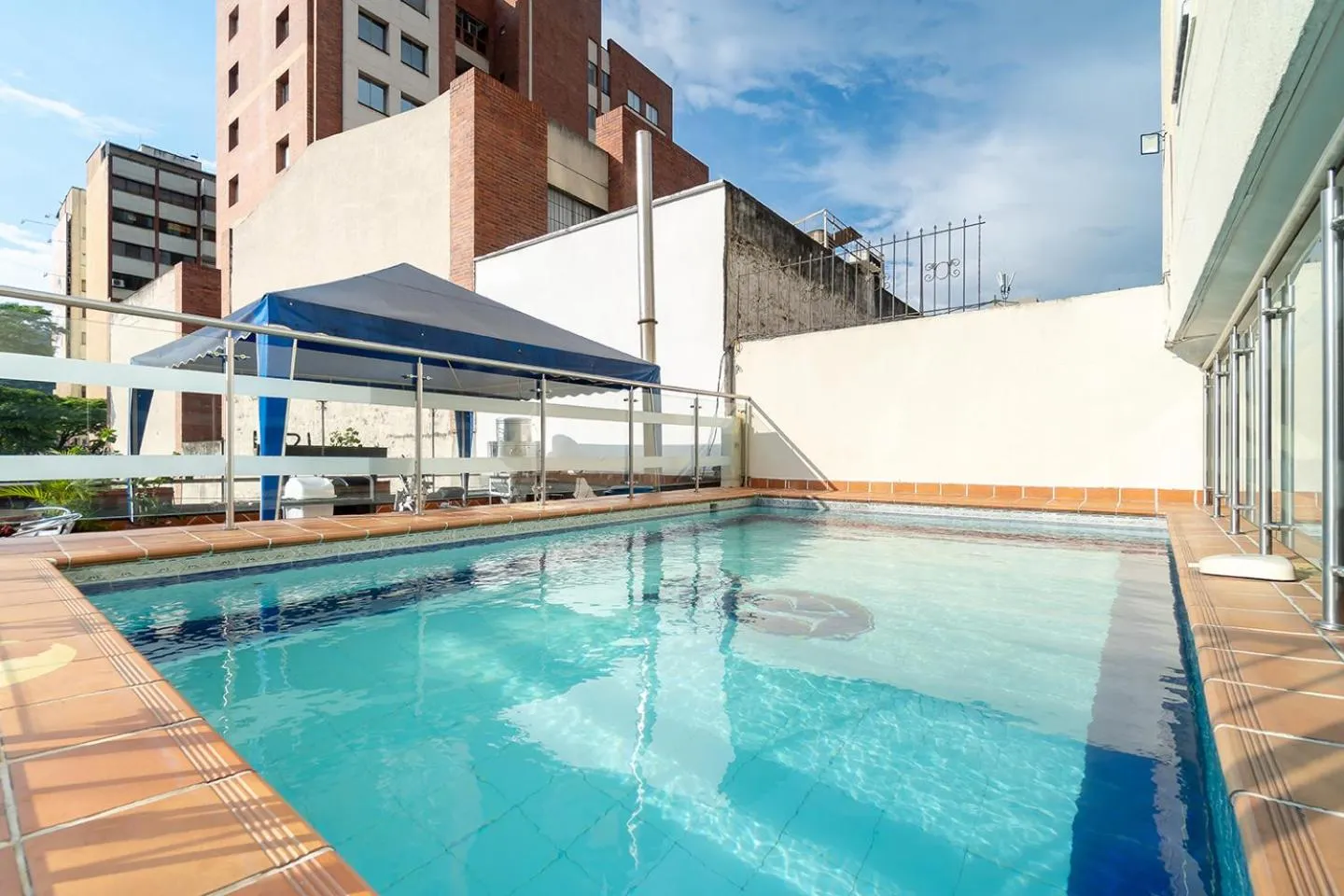 Swimming pool in Hotel Plaza Versalles