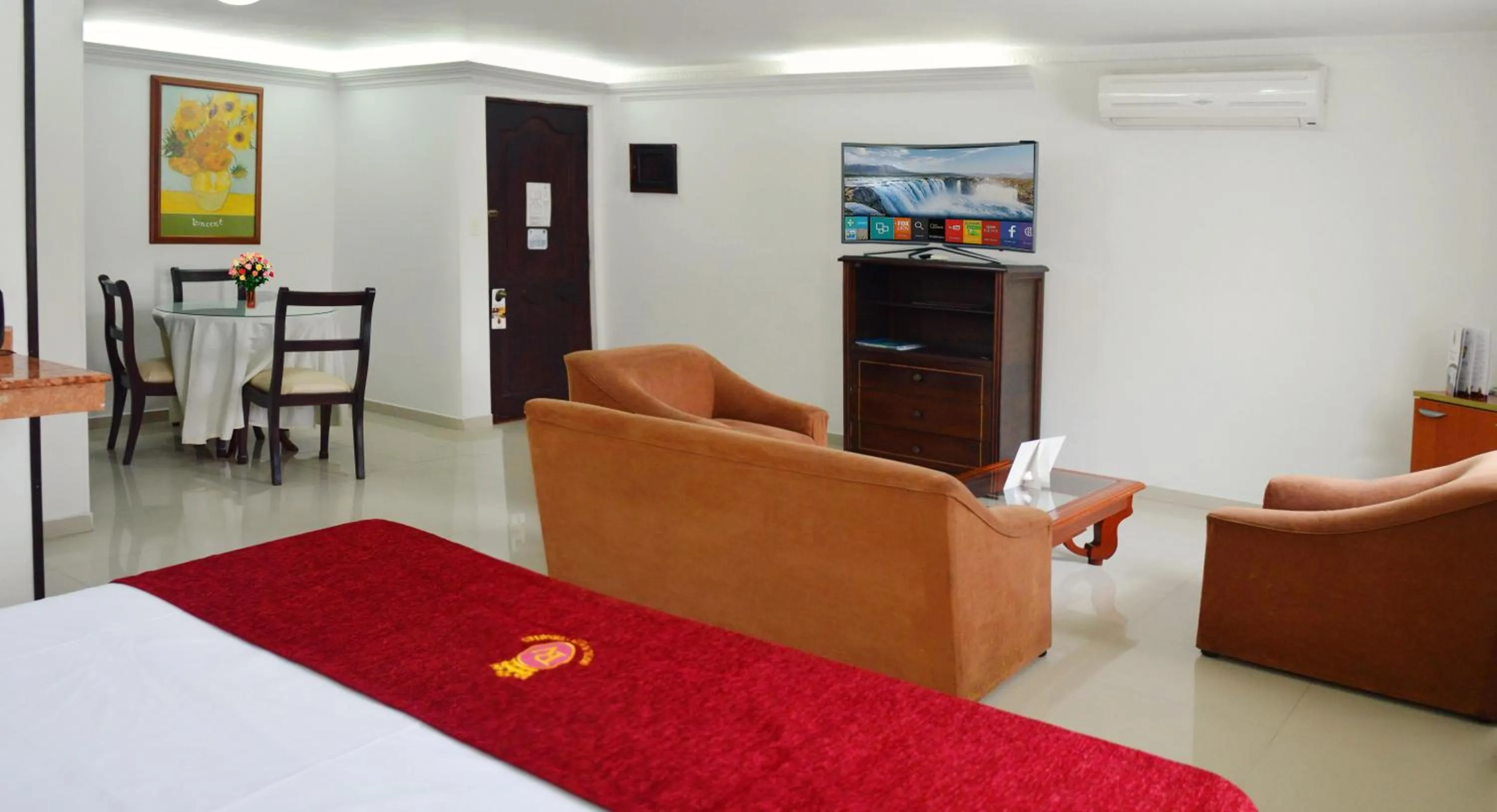 TV and multimedia, Bed in Hotel Plaza Versalles