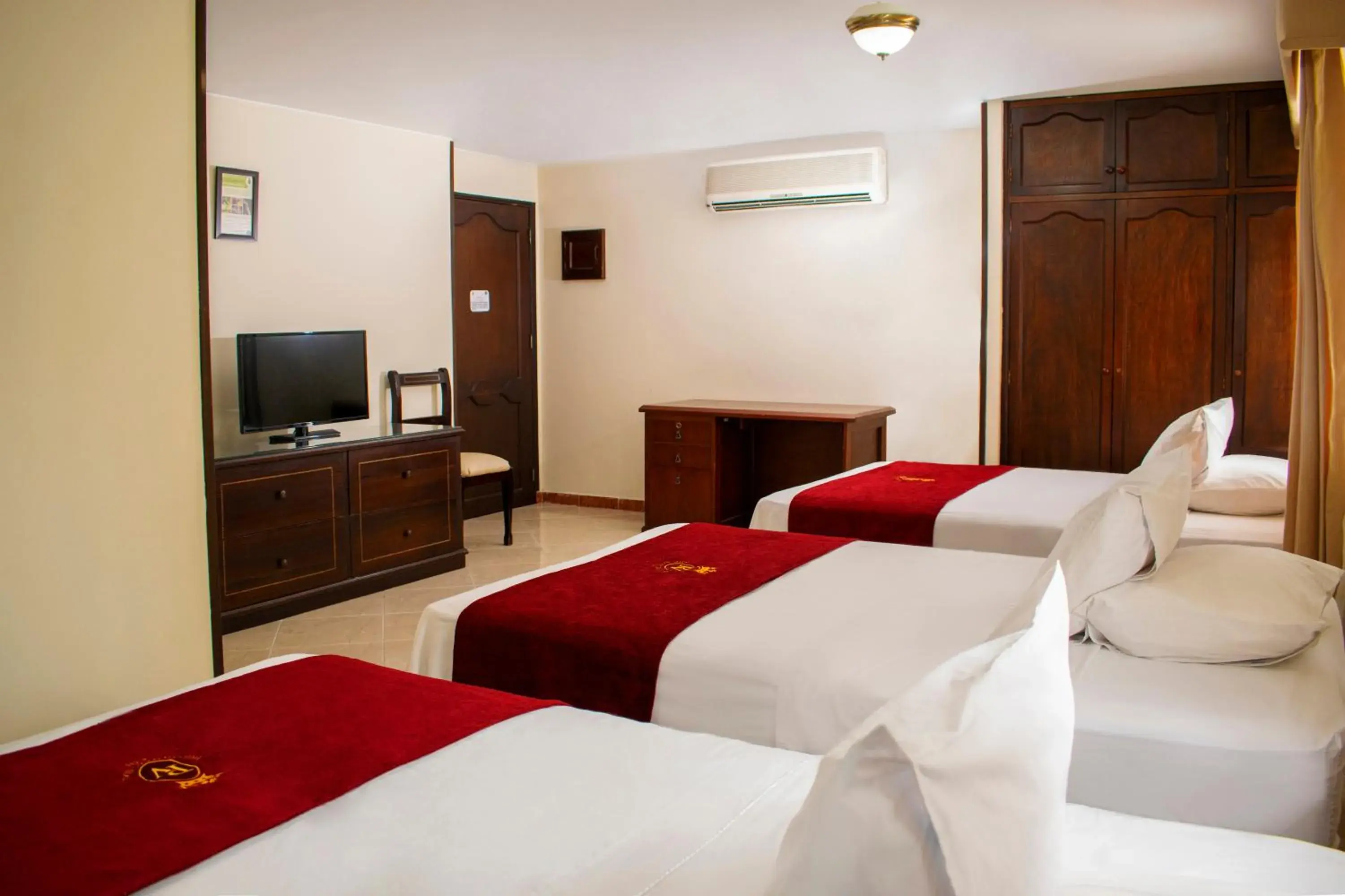 Standard Triple Room in Hotel Plaza Versalles Standard Triple Room in Hotel Plaza Versalles