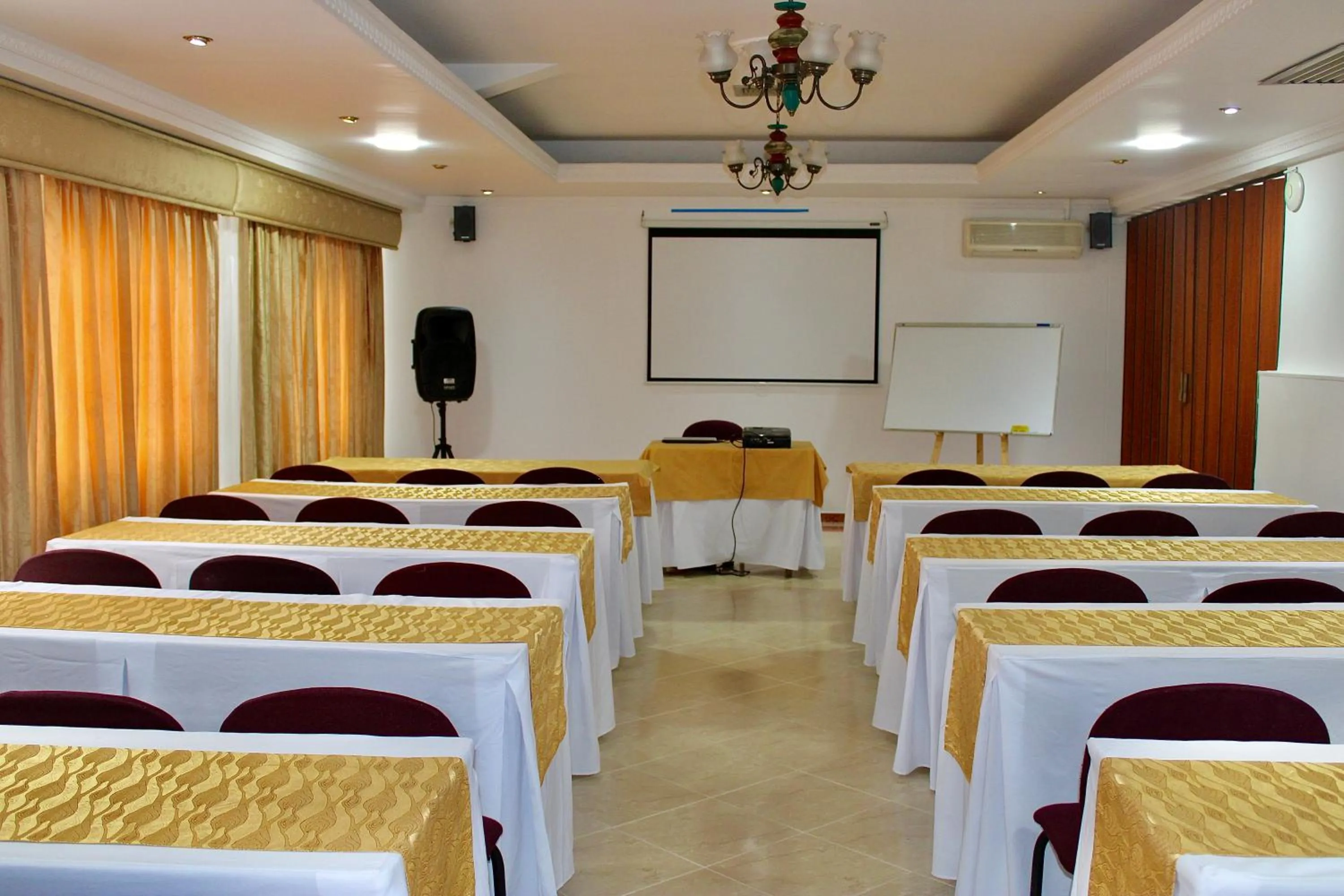 Meeting/conference room in Hotel Plaza Versalles