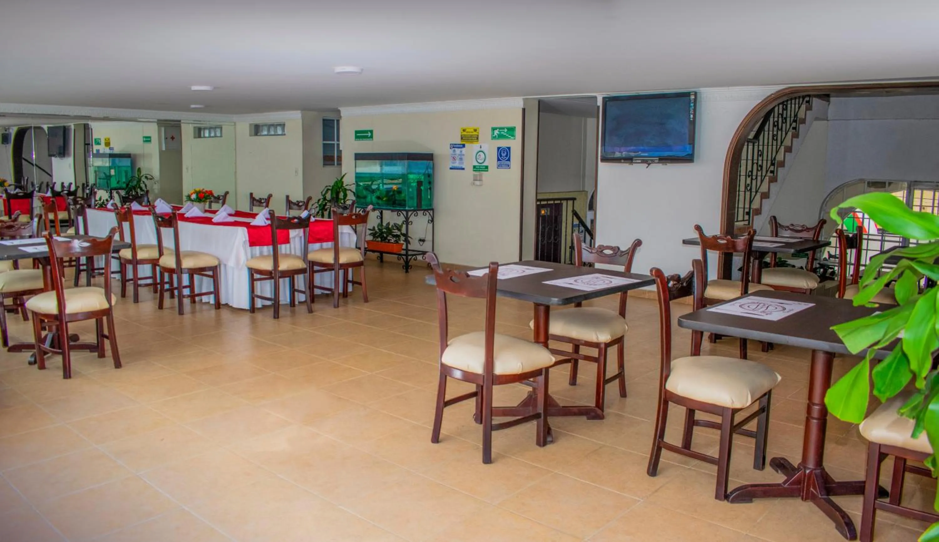 Restaurant/places to eat in Hotel Plaza Versalles