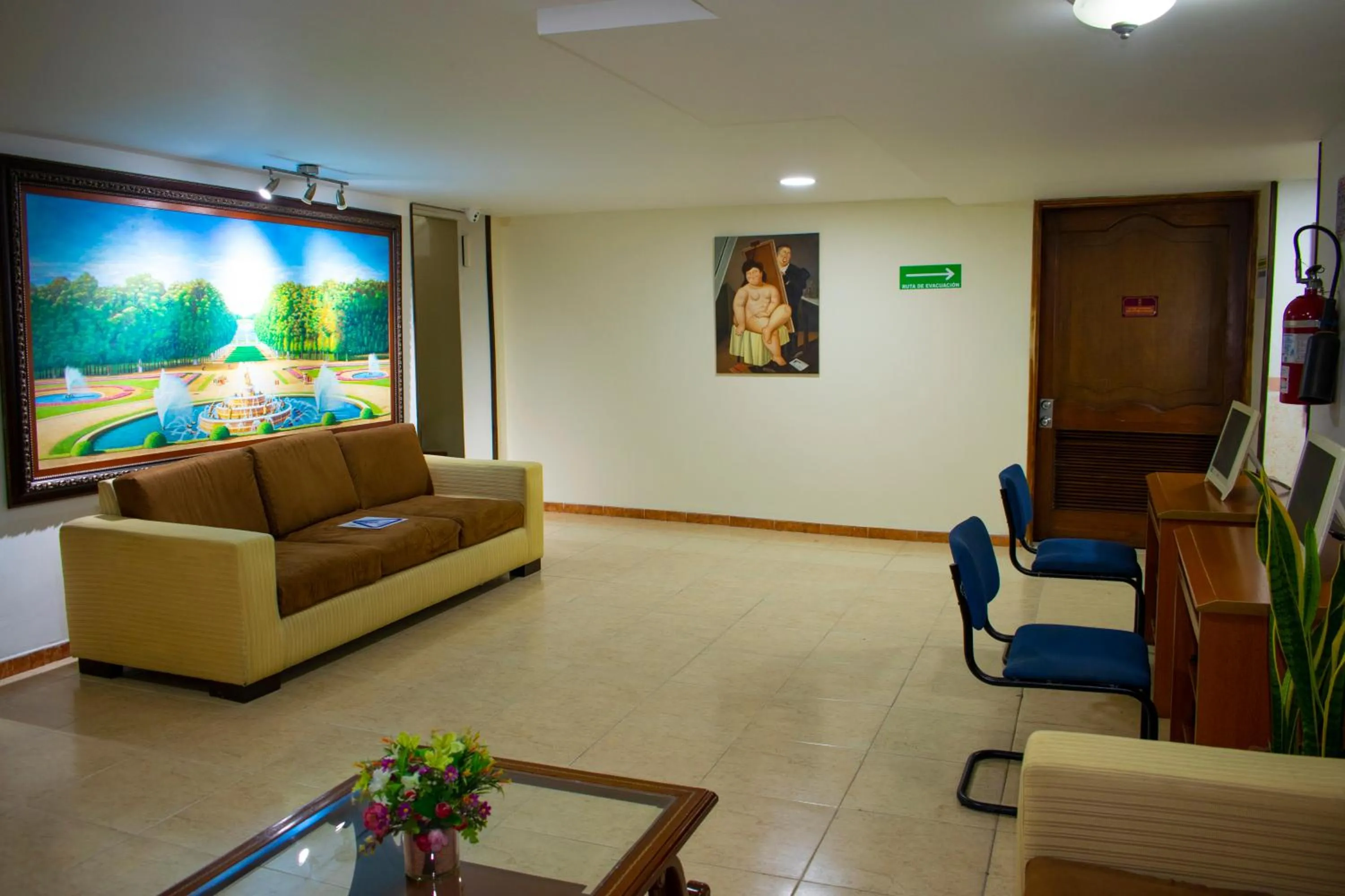 Seating area in Hotel Plaza Versalles