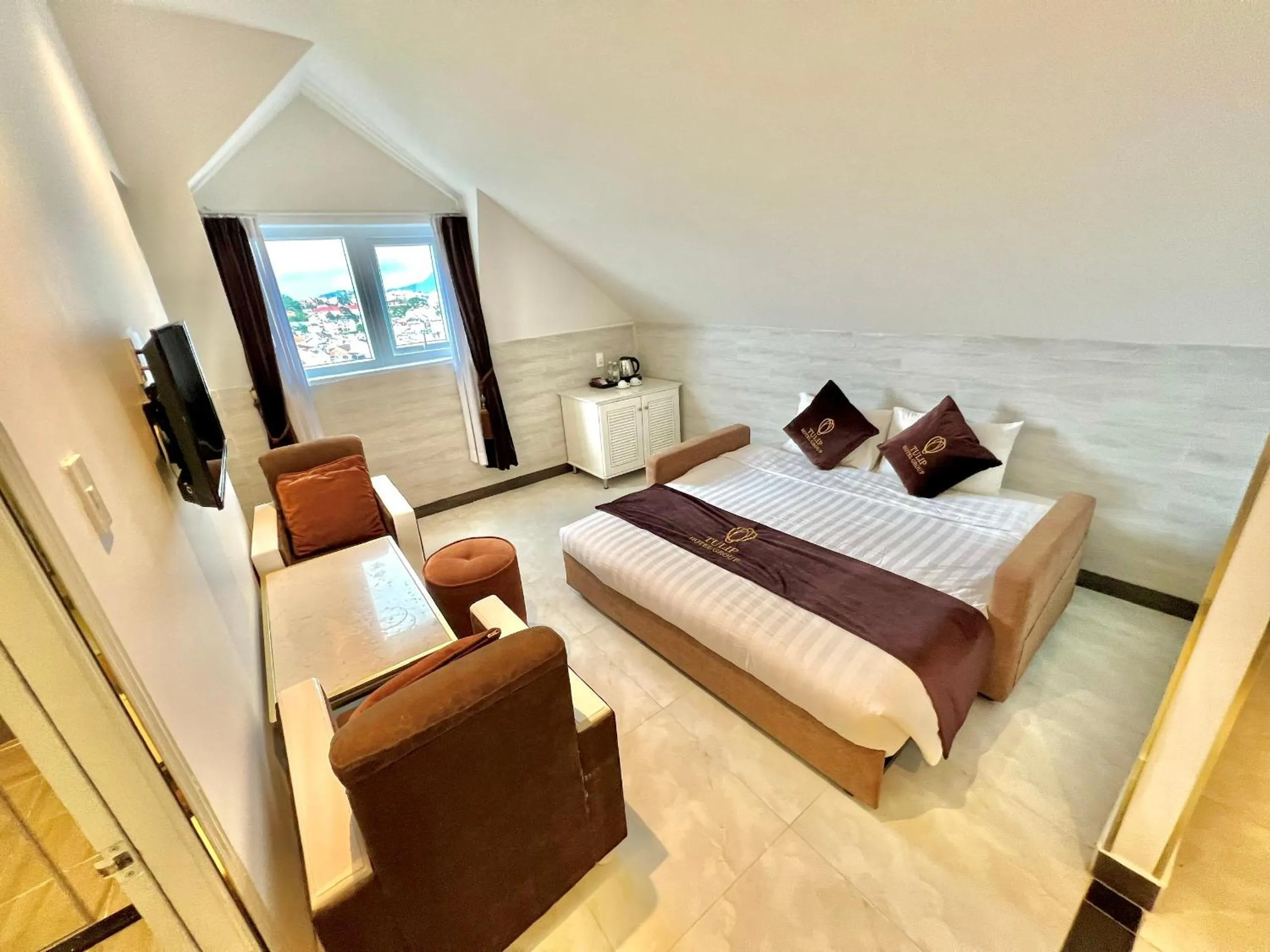 Bed in Tulip City View