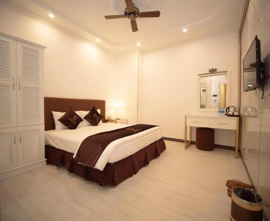 Bed in Tulip City View