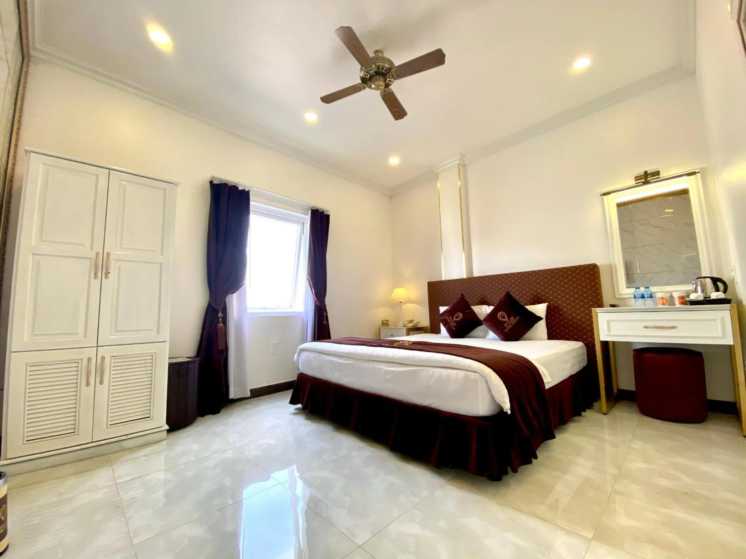 Bed in Tulip City View