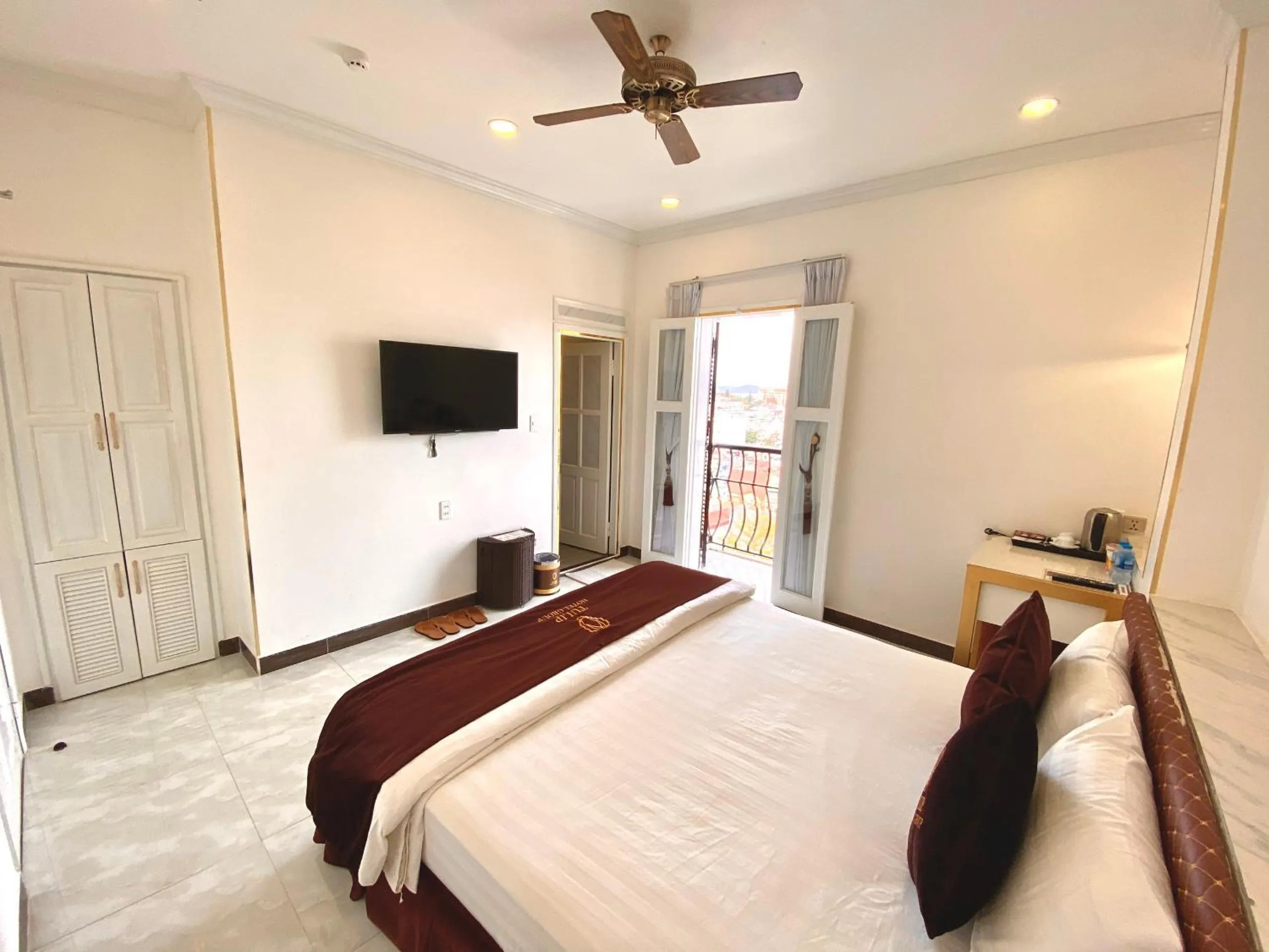 Bed in Tulip City View