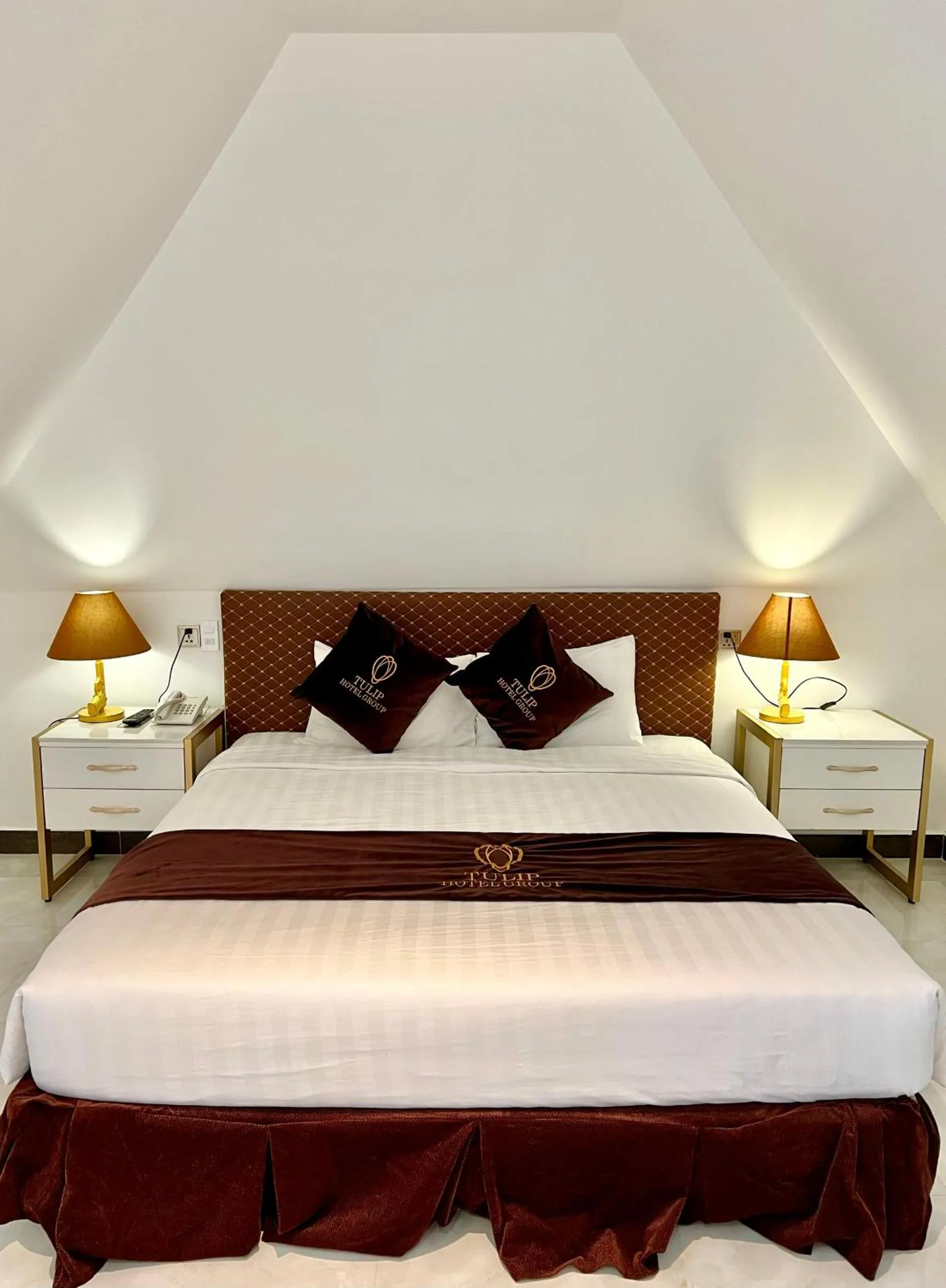 Bed in Tulip City View