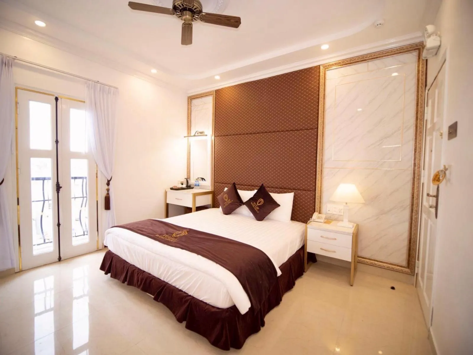 Bed in Tulip City View