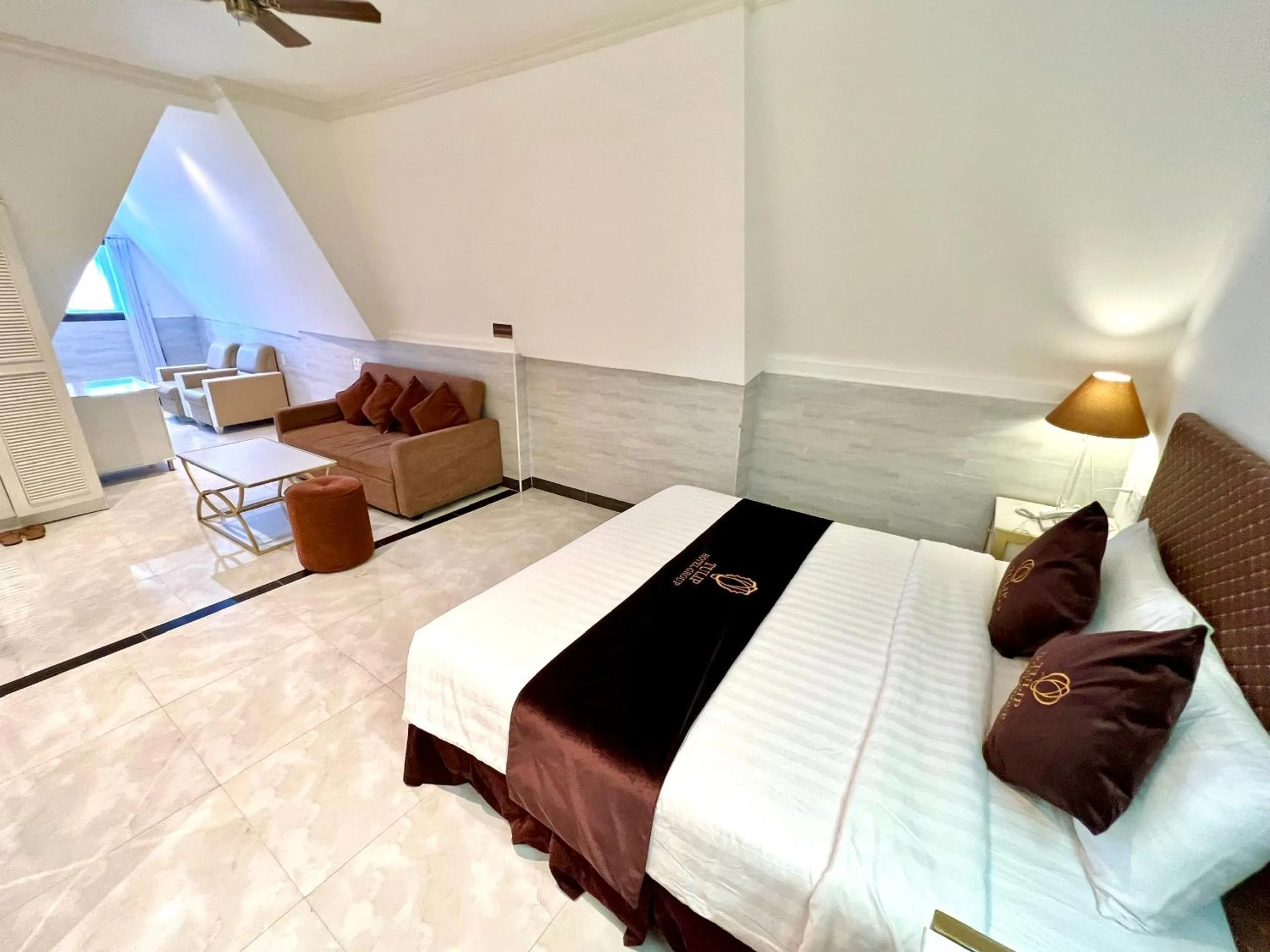 Bed in Tulip City View