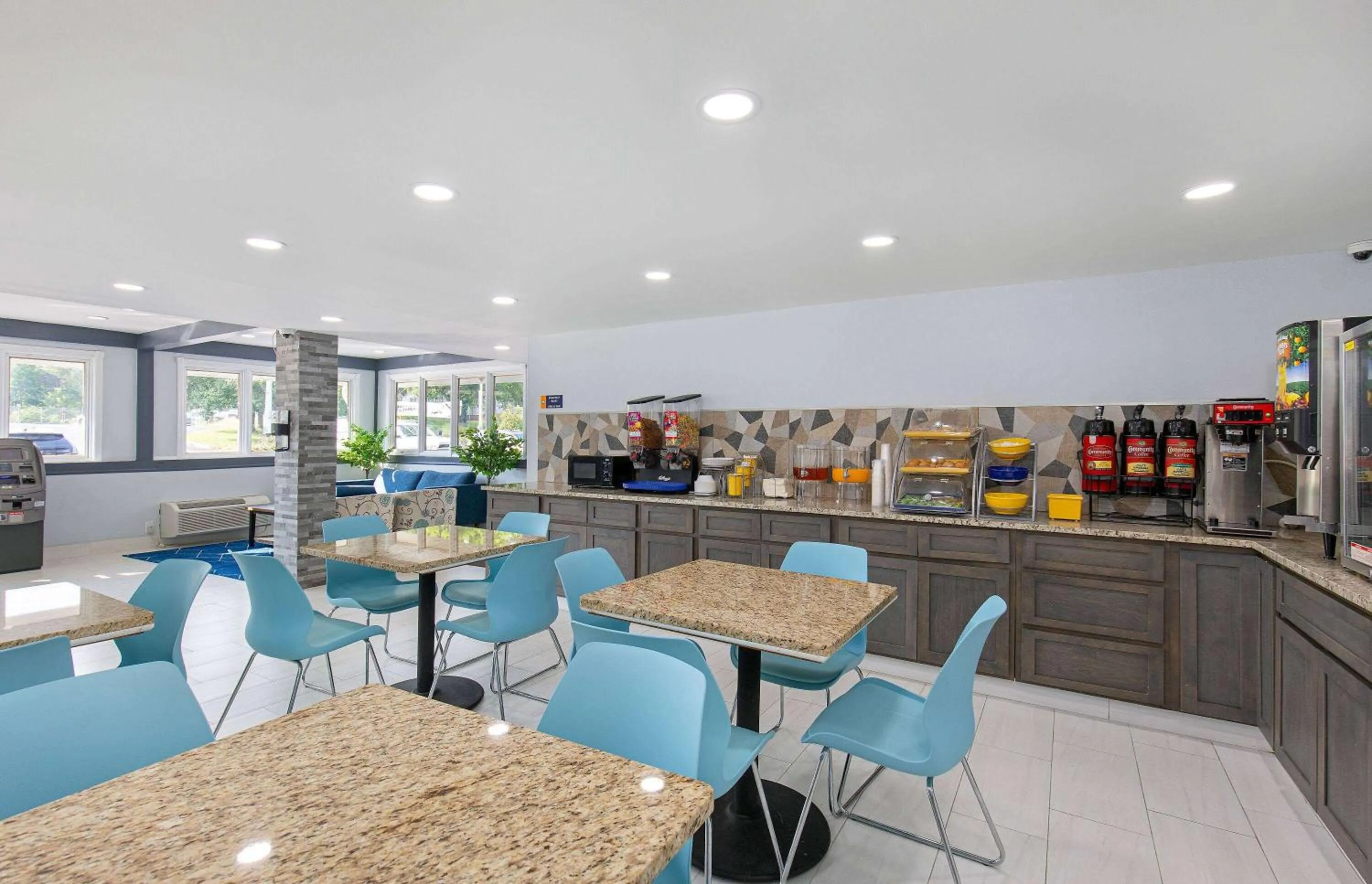 Coffee/tea facilities in Days Inn by Wyndham Knoxville North