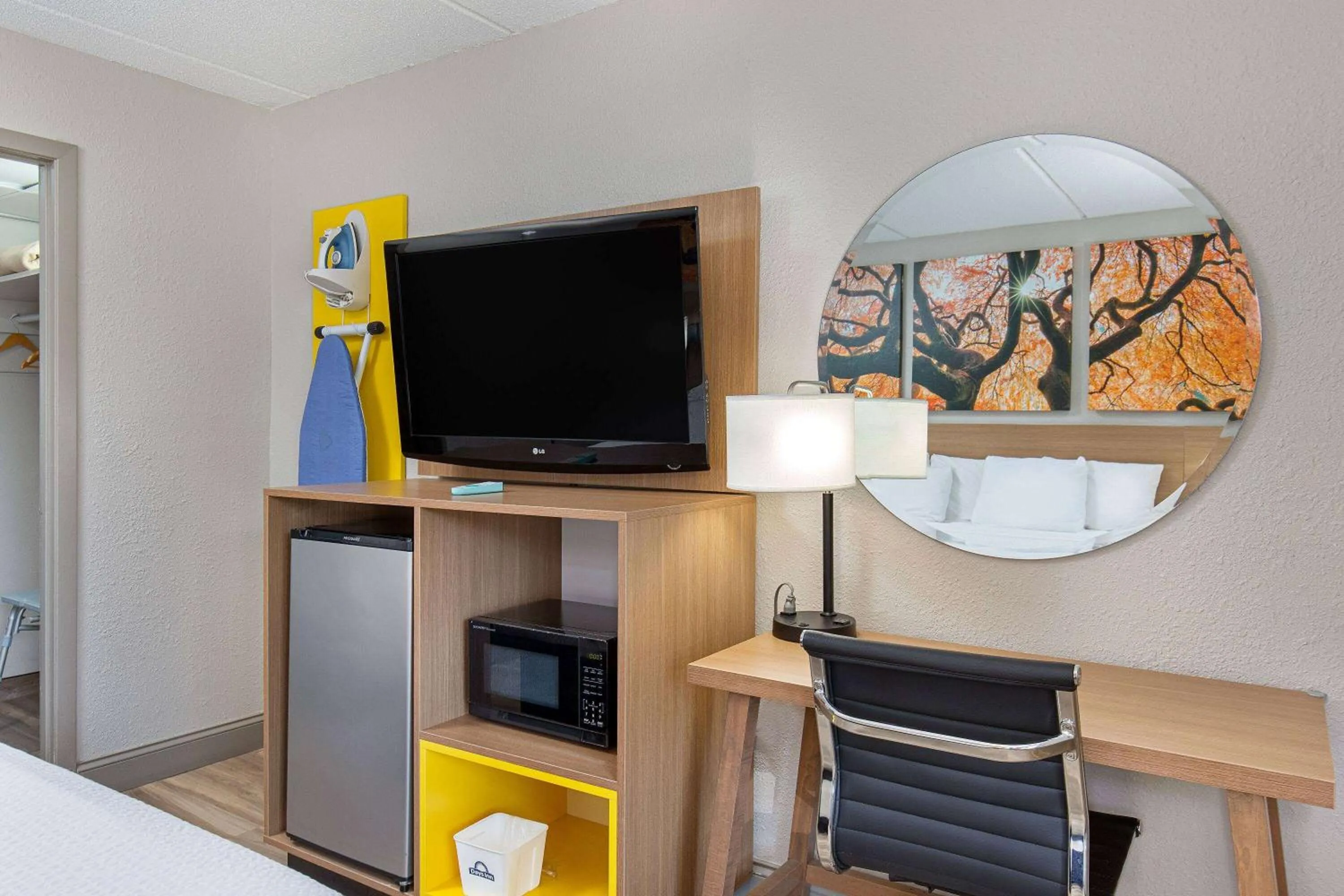 Photo of the whole room in Days Inn by Wyndham Knoxville North