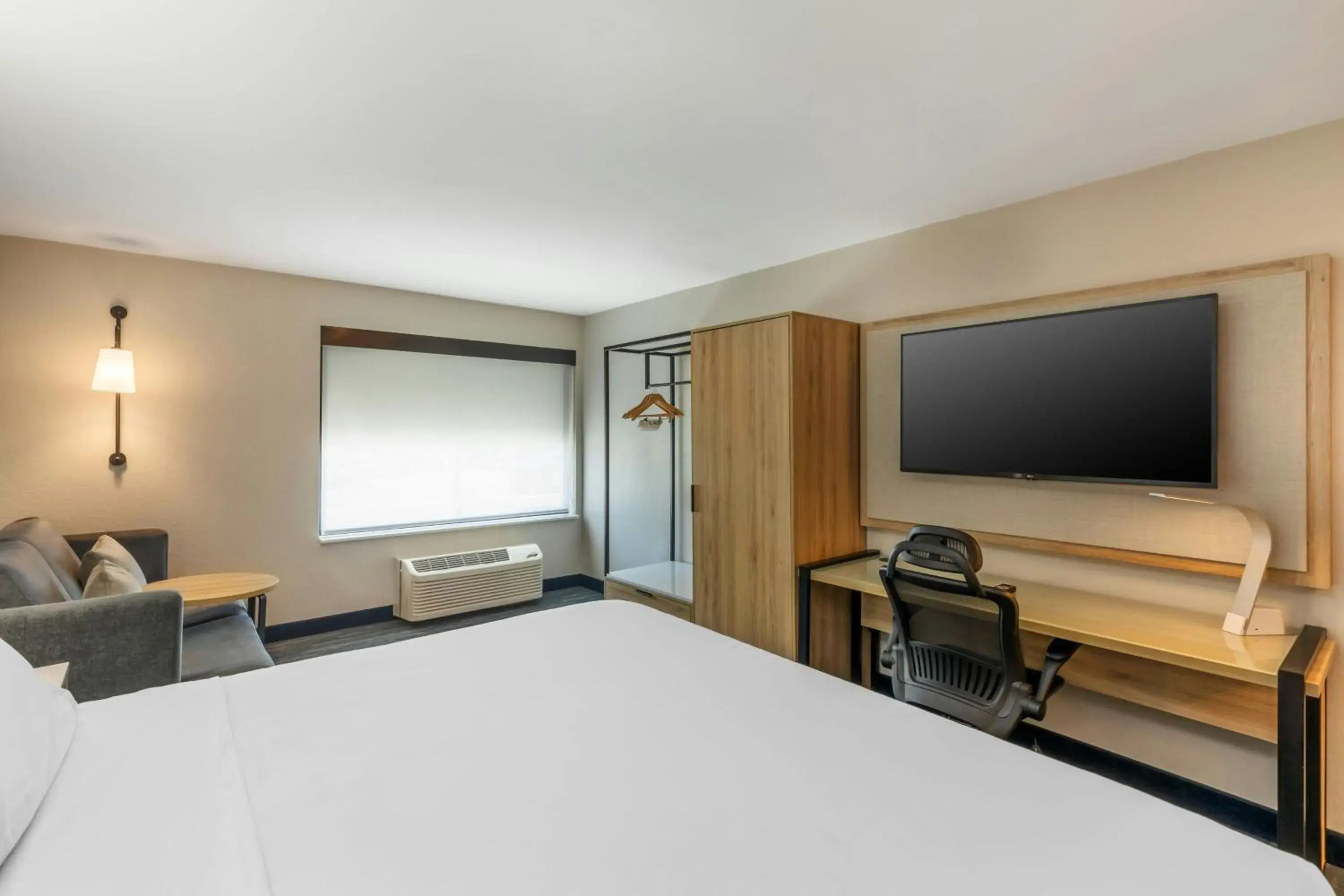 Photo of the whole room, Bed in Sugarloaf Hotel & Suites Duluth Photo of the whole room, Bed in Sugarloaf Hotel & Suites Duluth