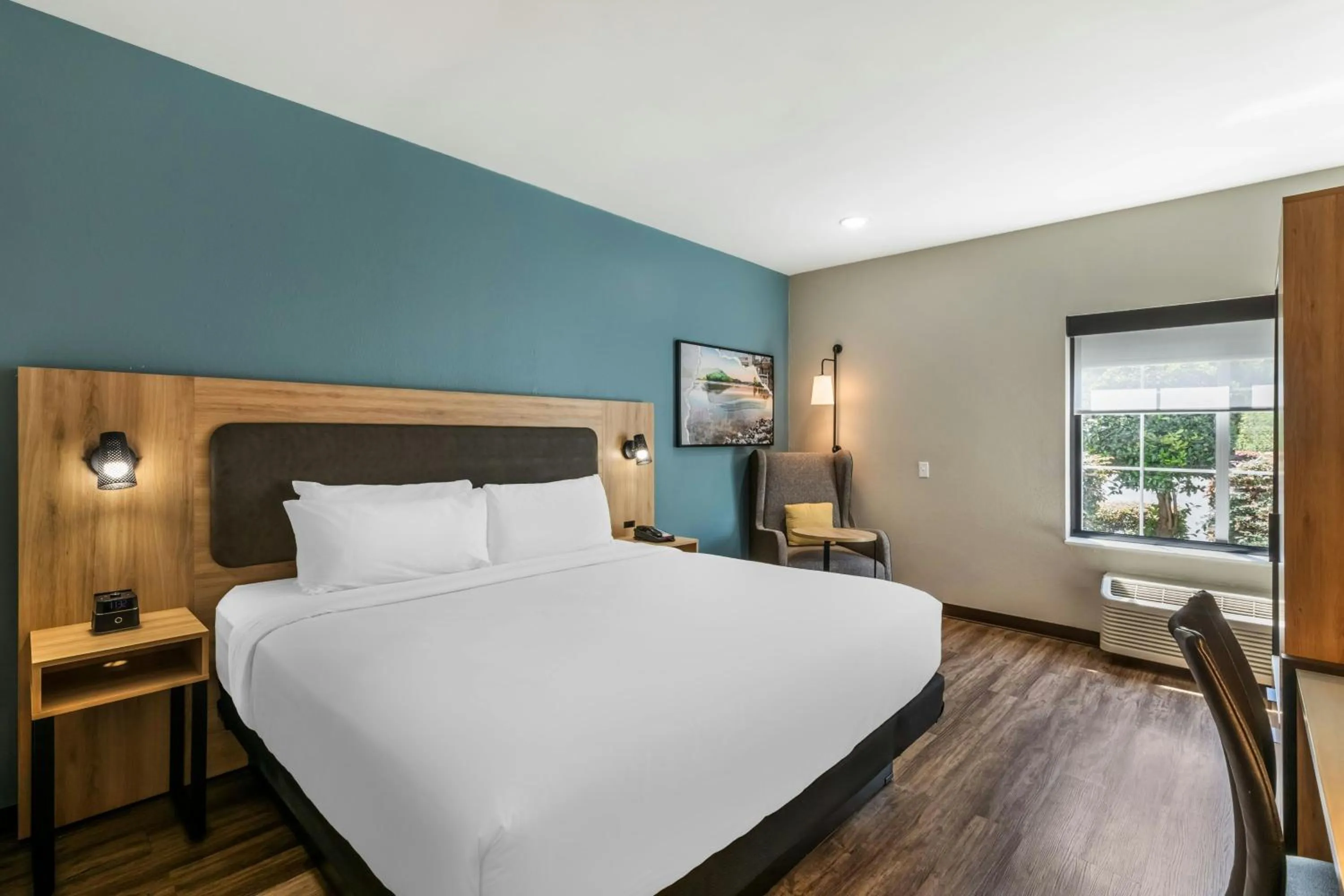 Photo of the whole room, Bed in Sugarloaf Hotel & Suites Duluth