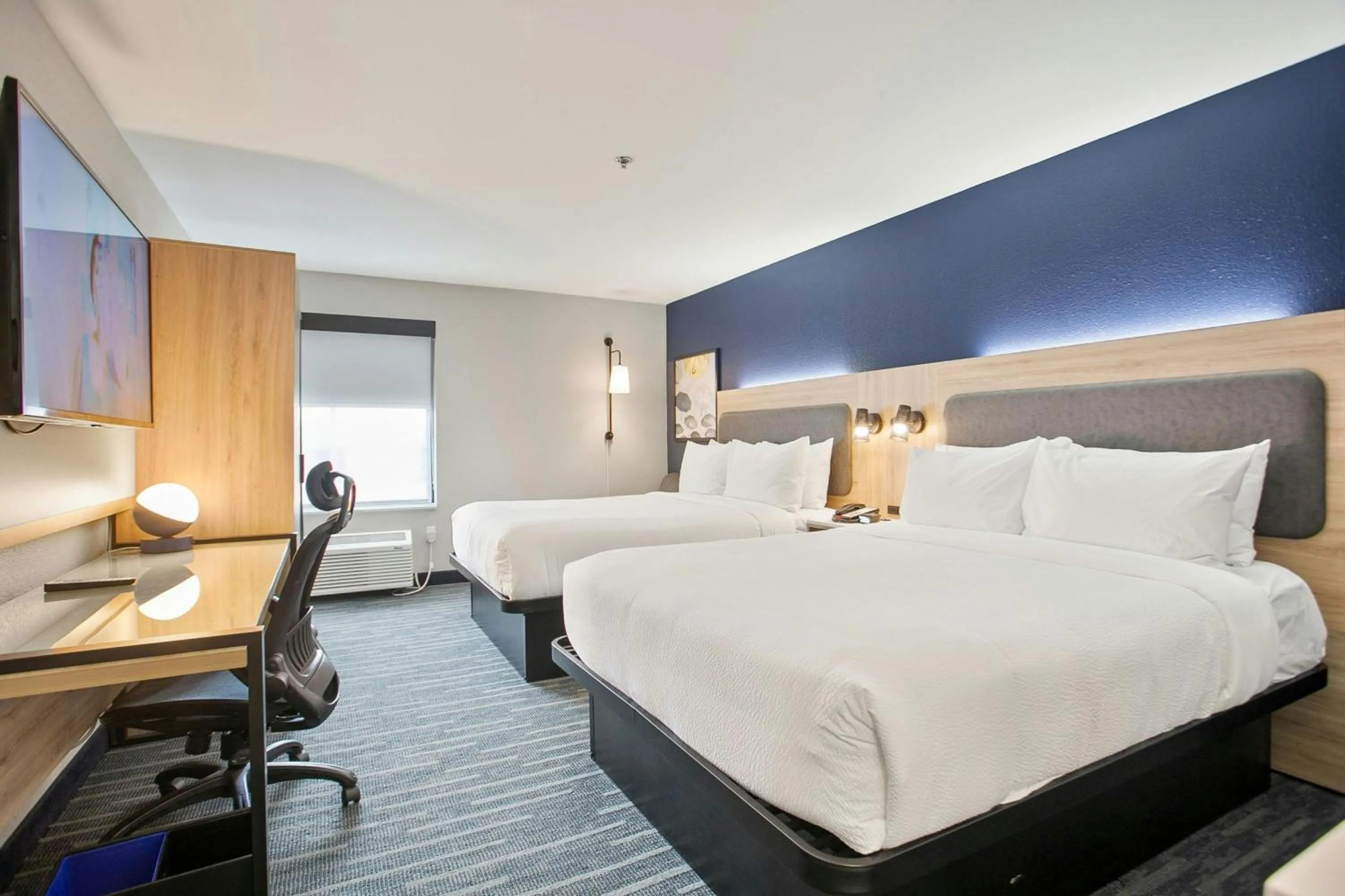 Photo of the whole room, Bed in City Express by Marriott Duluth