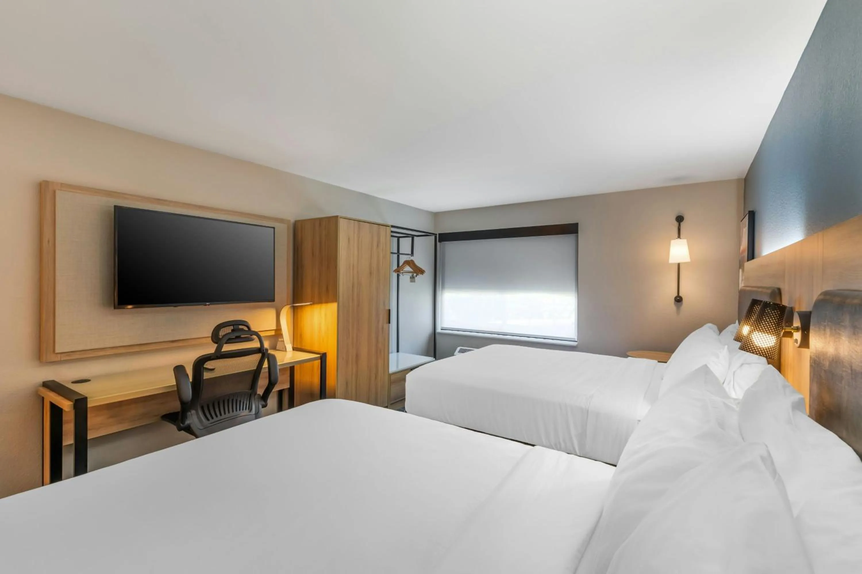 Photo of the whole room, Bed in Sugarloaf Hotel & Suites Duluth