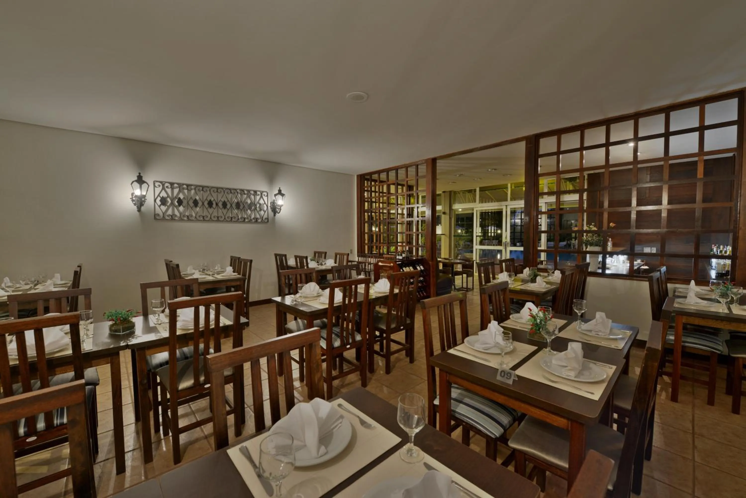 Restaurant/places to eat in Hotel Deville Express Guaira