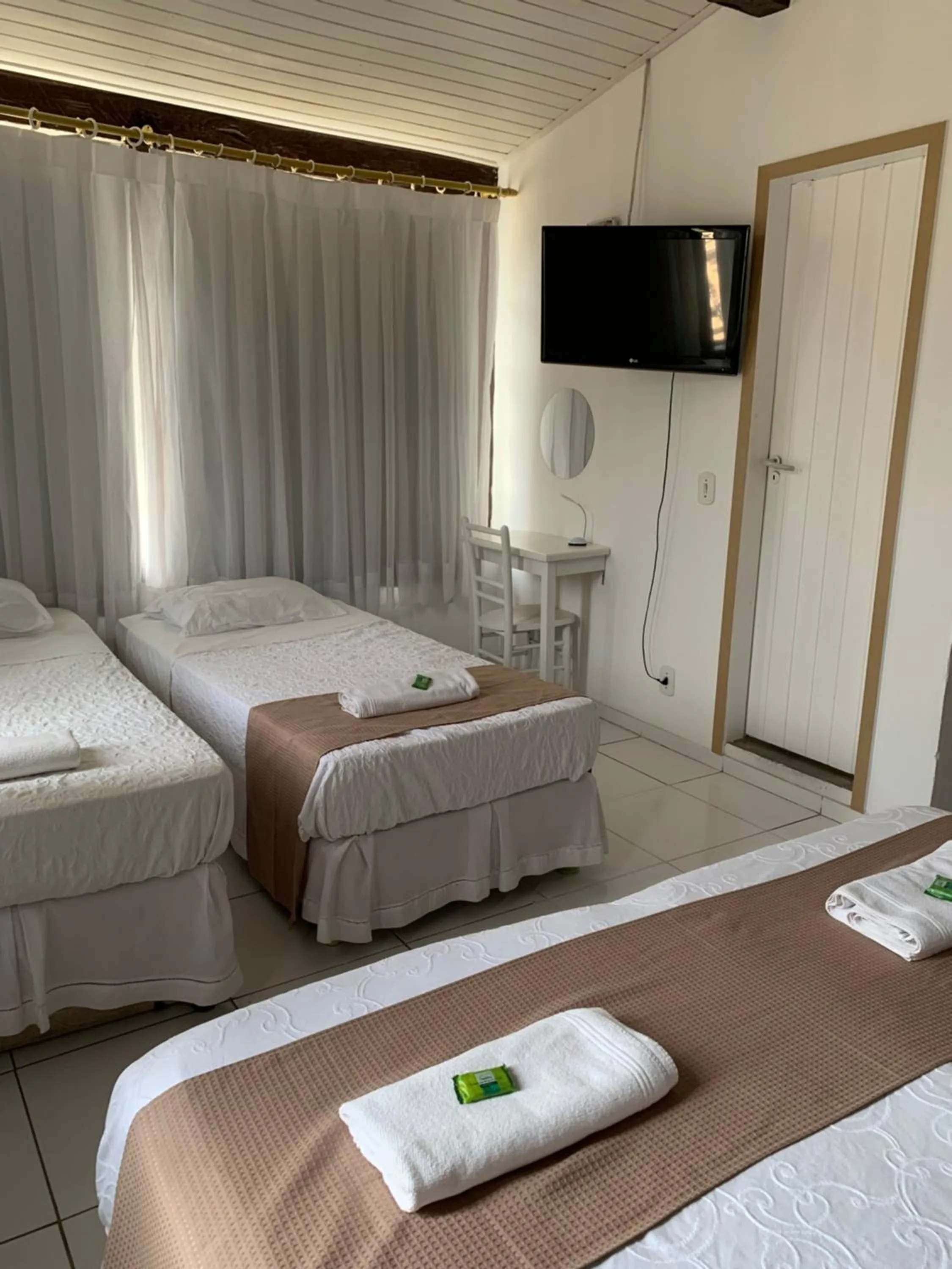 Photo of the whole room, Bed in Pousada Mainá