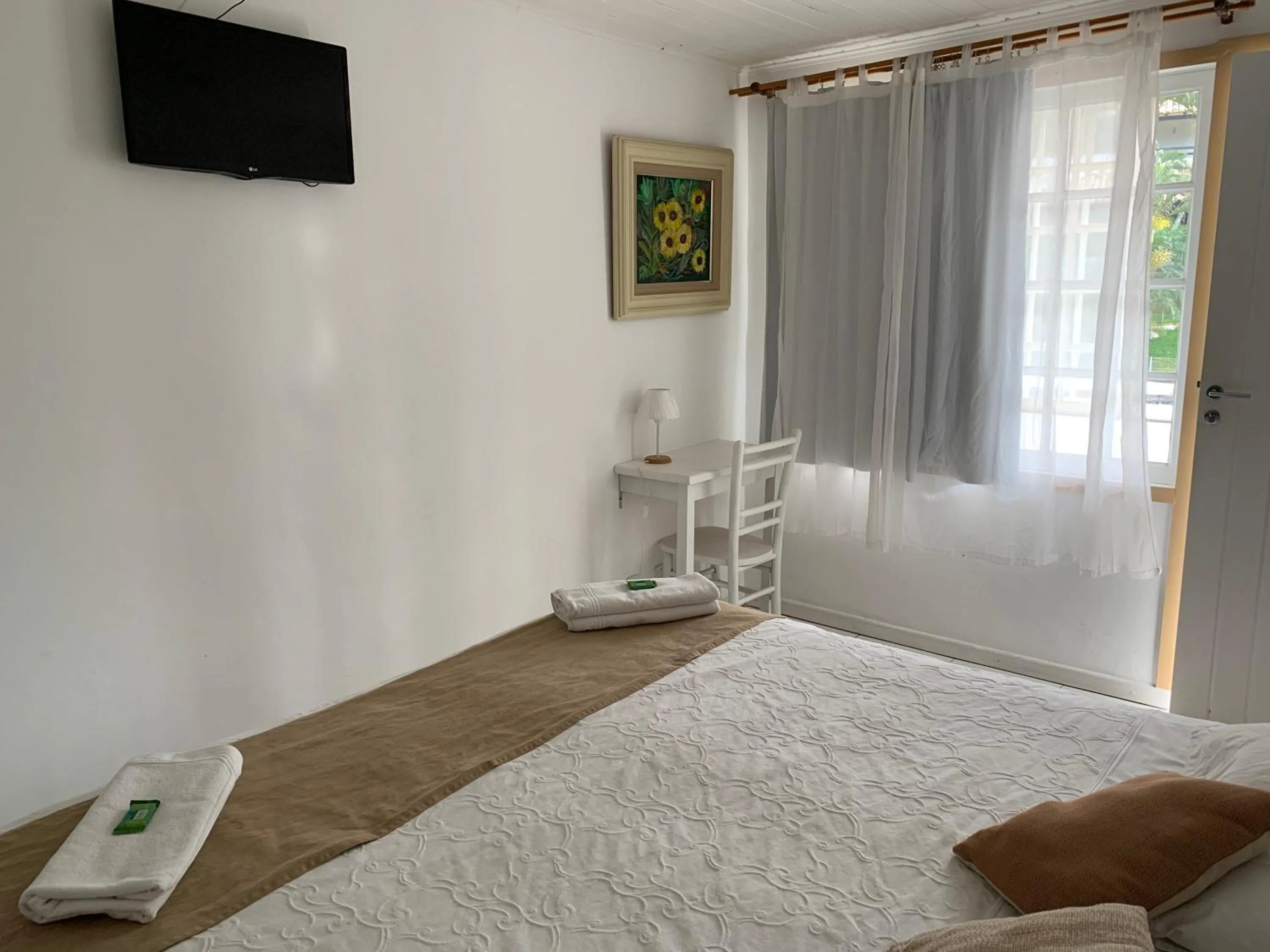 Photo of the whole room, Bed in Pousada Mainá