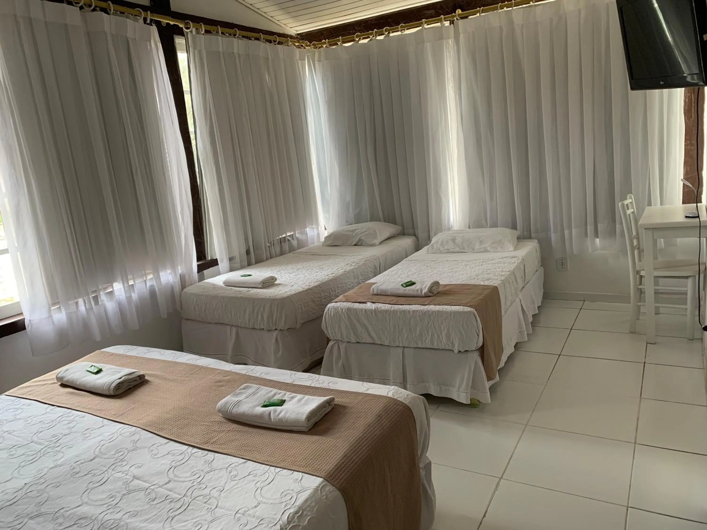 Photo of the whole room, Bed in Pousada Mainá
