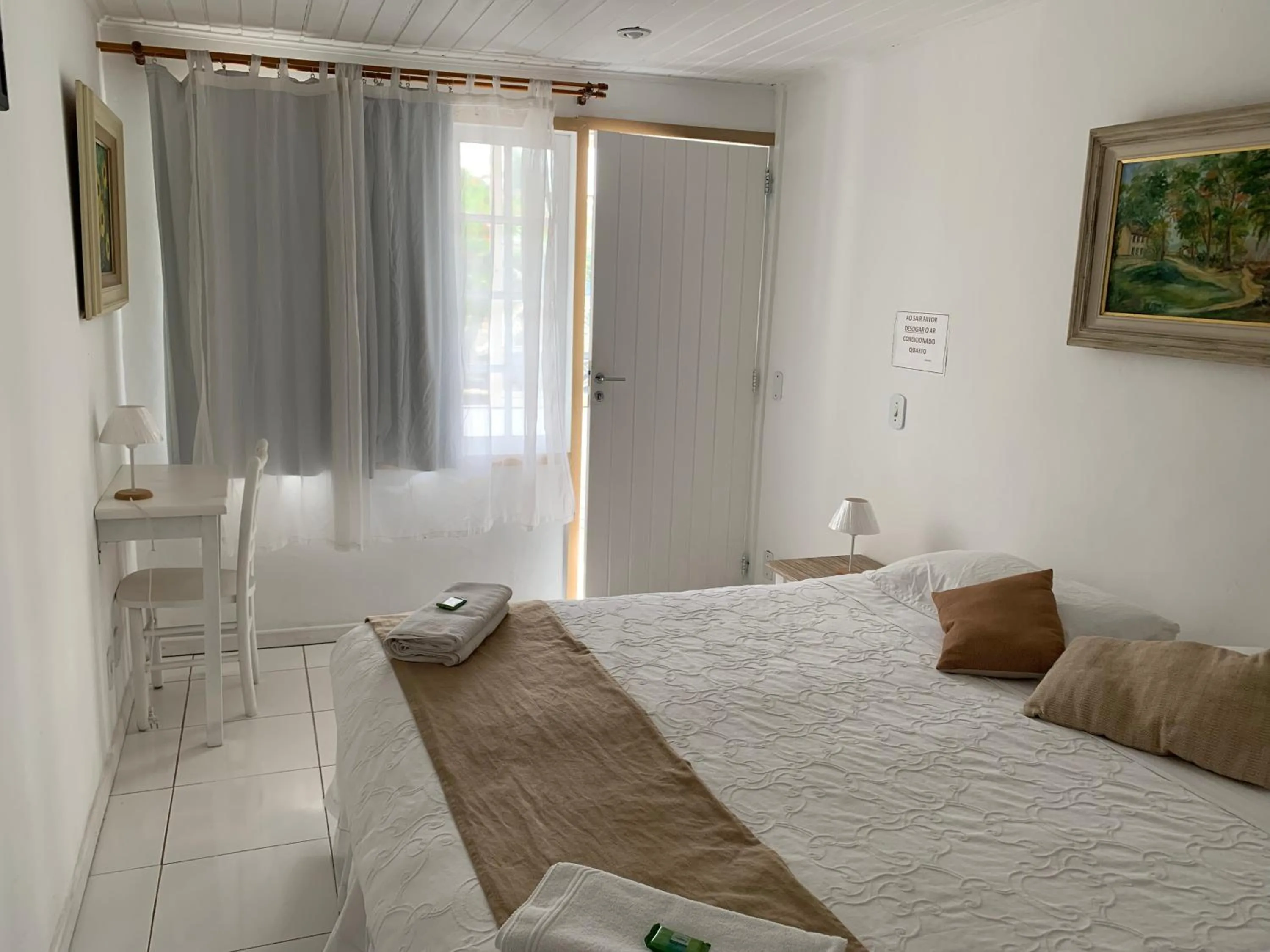Photo of the whole room, Bed in Pousada Mainá