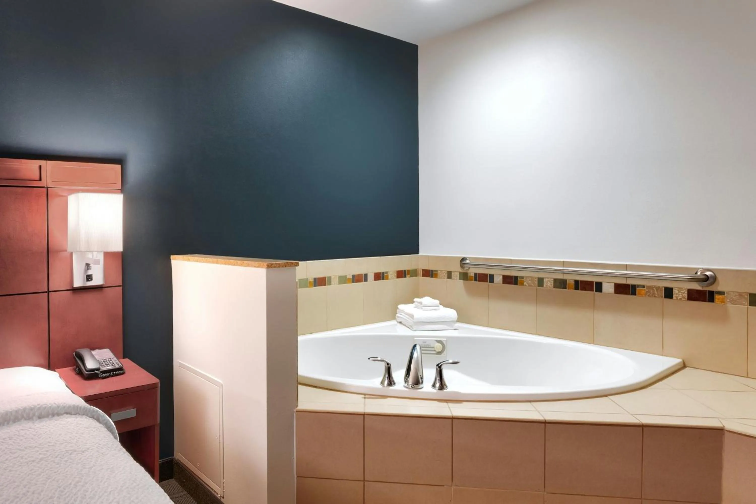 Photo of the whole room, Bed in Courtyard Lincoln Downtown