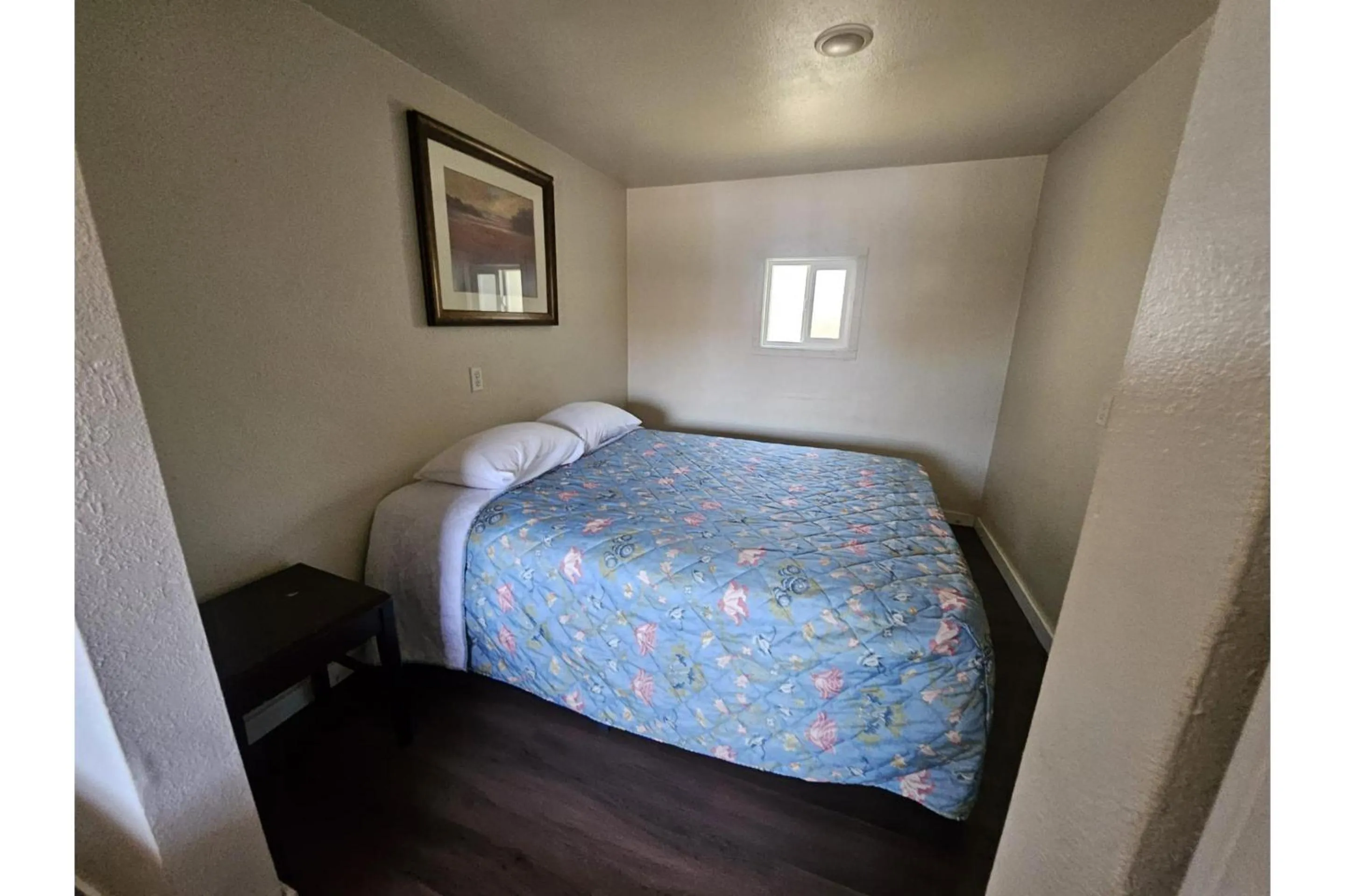 Bedroom, Bed in Del Rancho Motel By Townhouse Portland OR Hwy 205