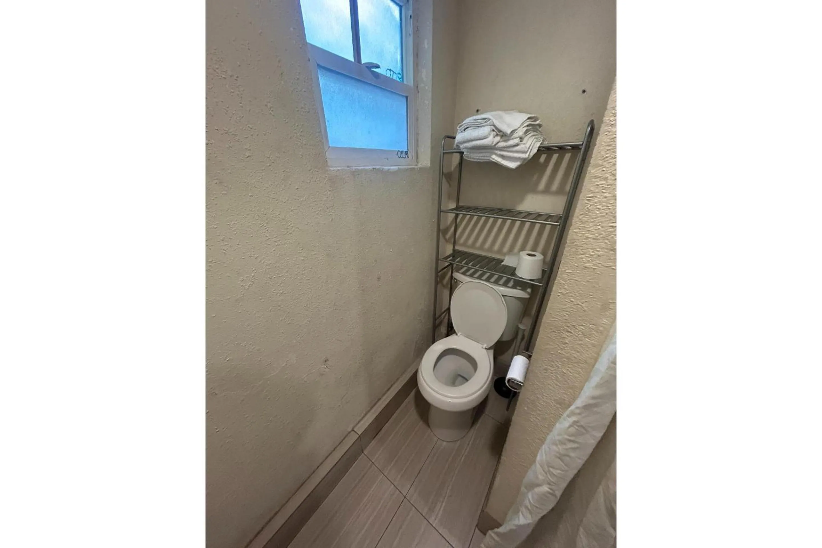 Bathroom in Del Rancho Motel By Townhouse Portland OR Hwy 205