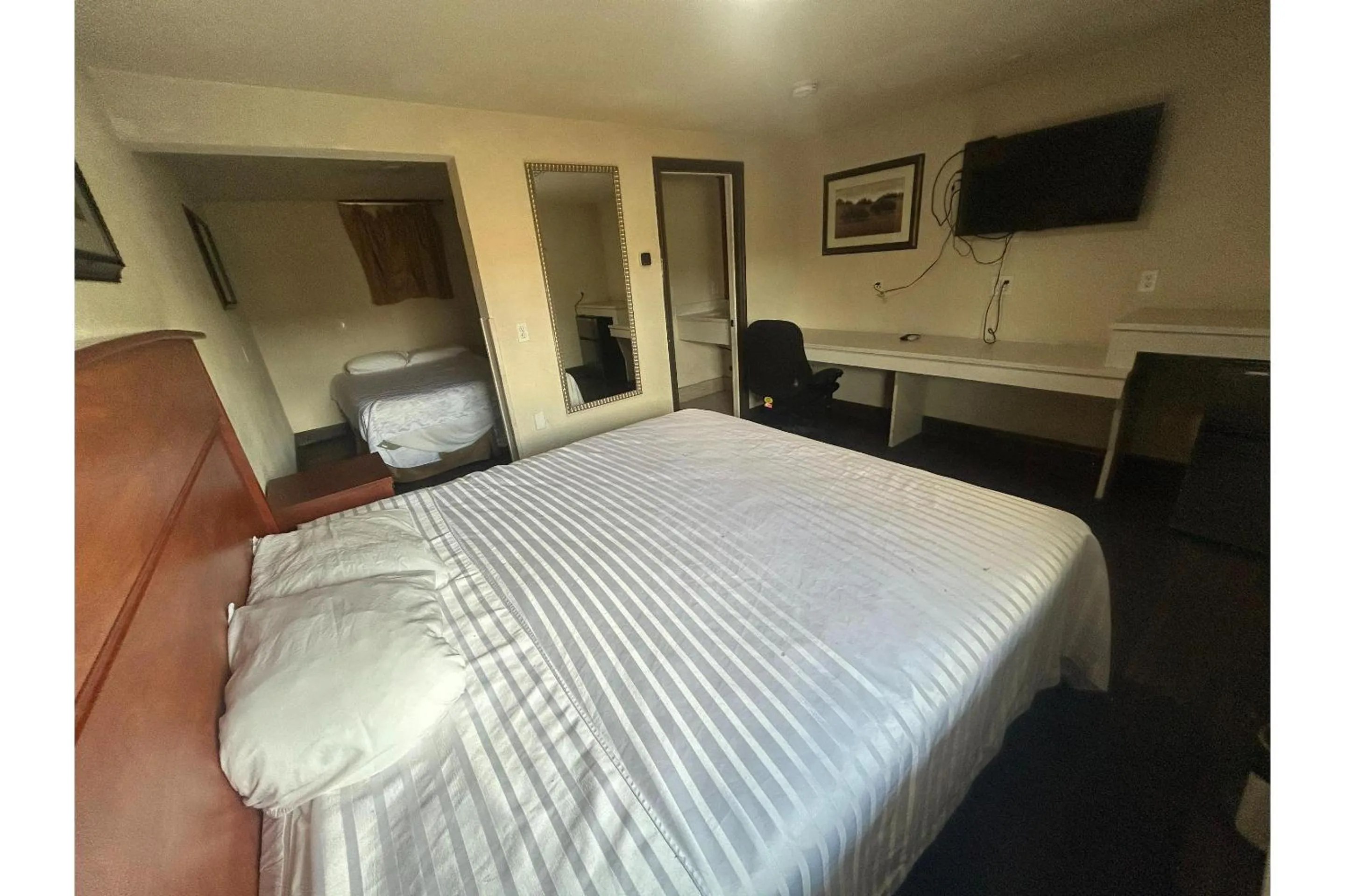 Bedroom, Bed in Del Rancho Motel By Townhouse Portland OR Hwy 205