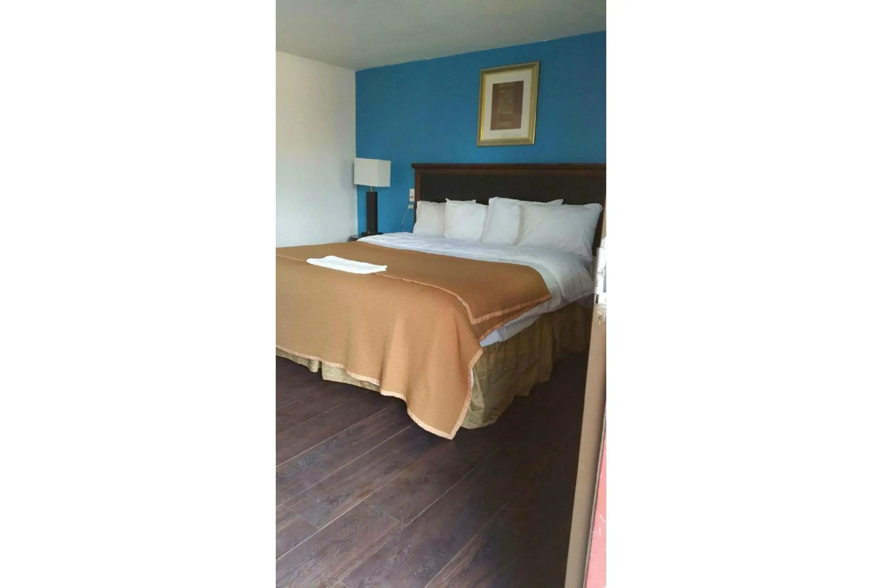 Queen Bed with Sofa Non-Smoking in Del Rancho Motel By Townhouse Portland OR Hwy 205 Queen Bed with Sofa Non-Smoking in Del Rancho Motel By Townhouse Portland OR Hwy 205