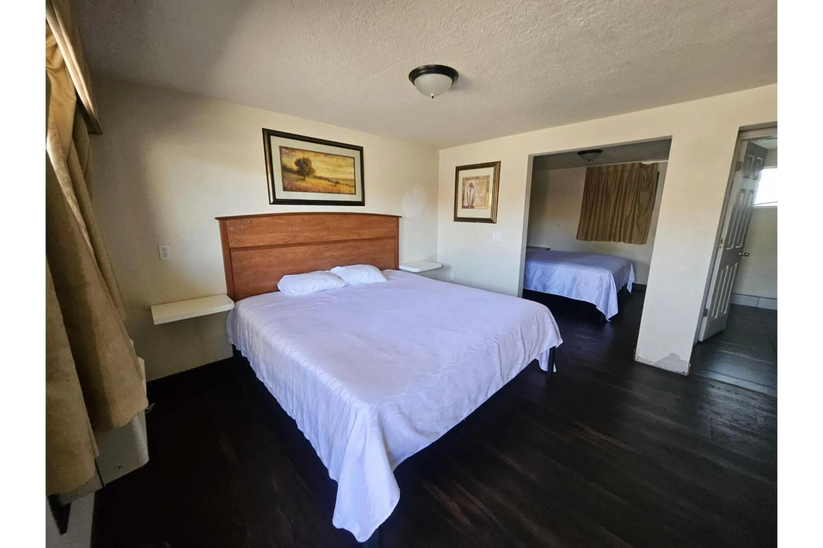 Bathroom, Bed in Del Rancho Motel By Townhouse Portland OR Hwy 205