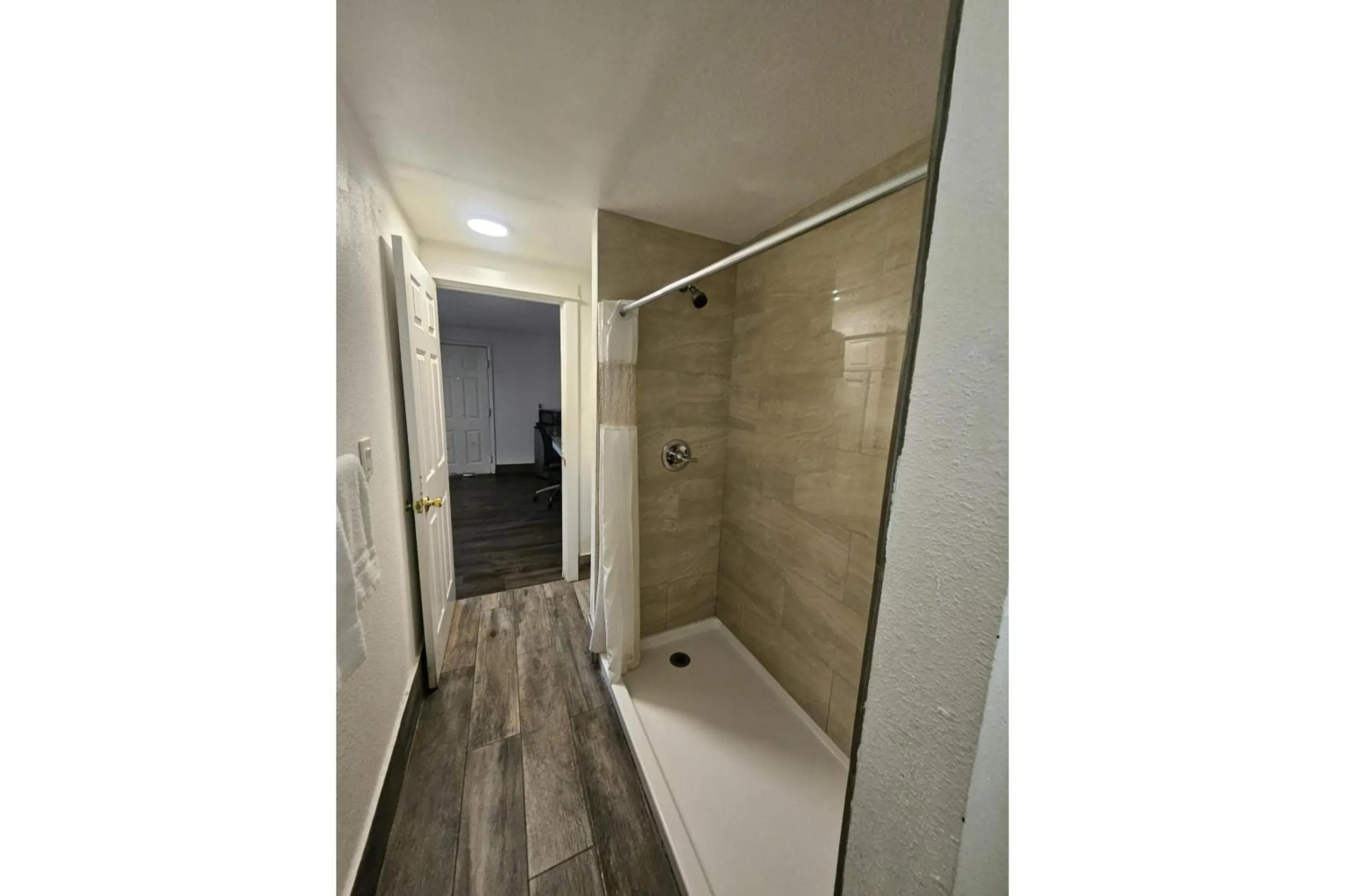 Bathroom in Del Rancho Motel By Townhouse Portland OR Hwy 205