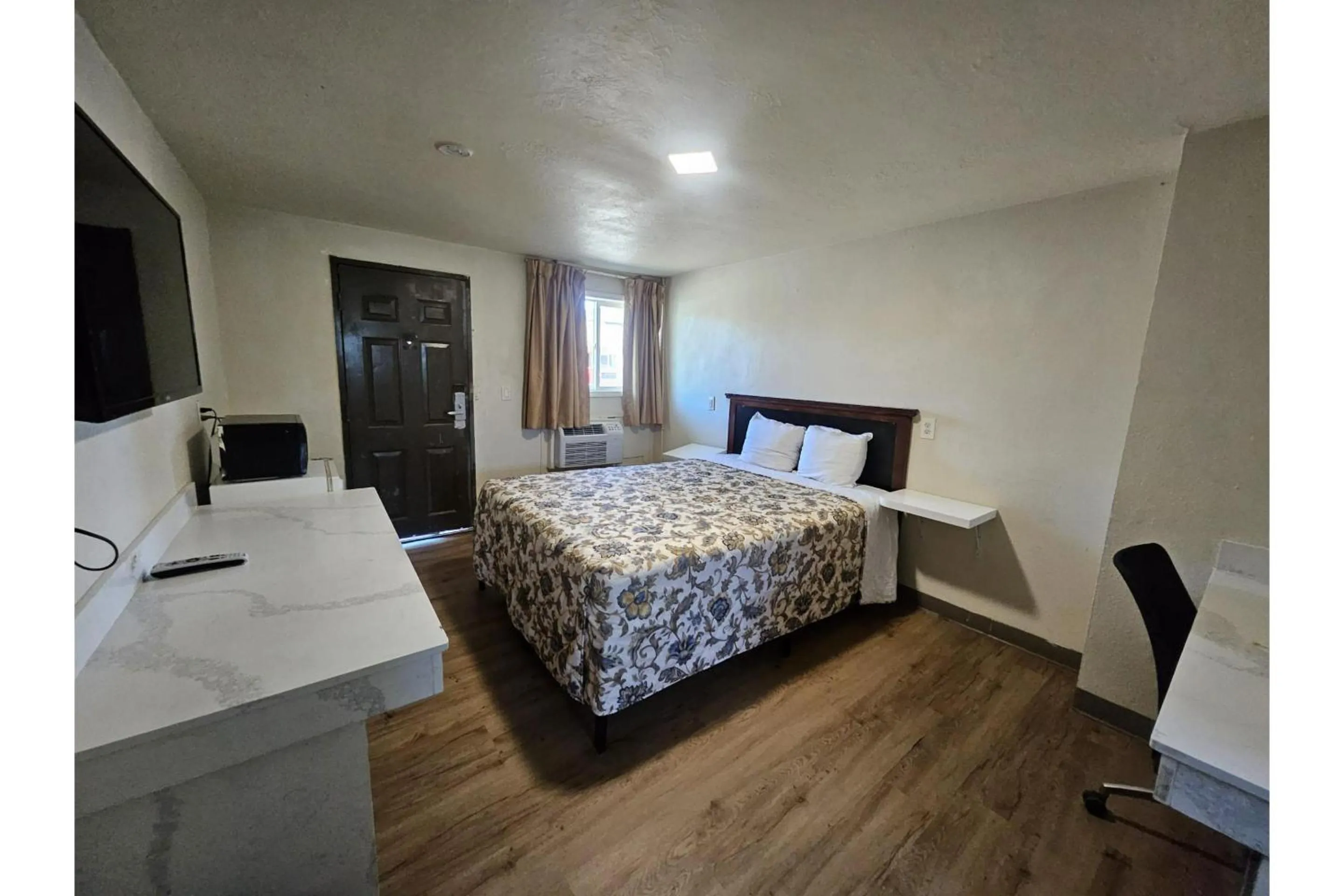 Bedroom, Bed in Del Rancho Motel By Townhouse Portland OR Hwy 205