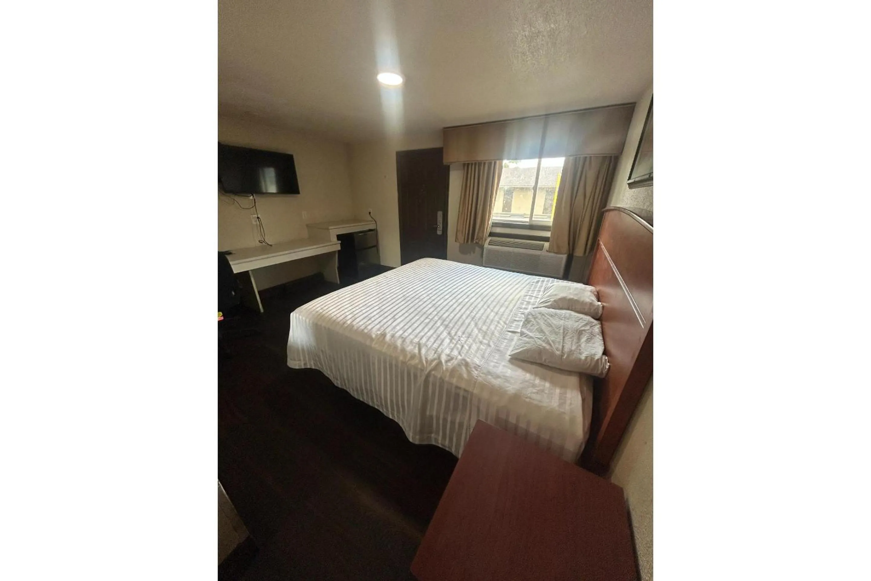 Bedroom, Bed in Del Rancho Motel By Townhouse Portland OR Hwy 205