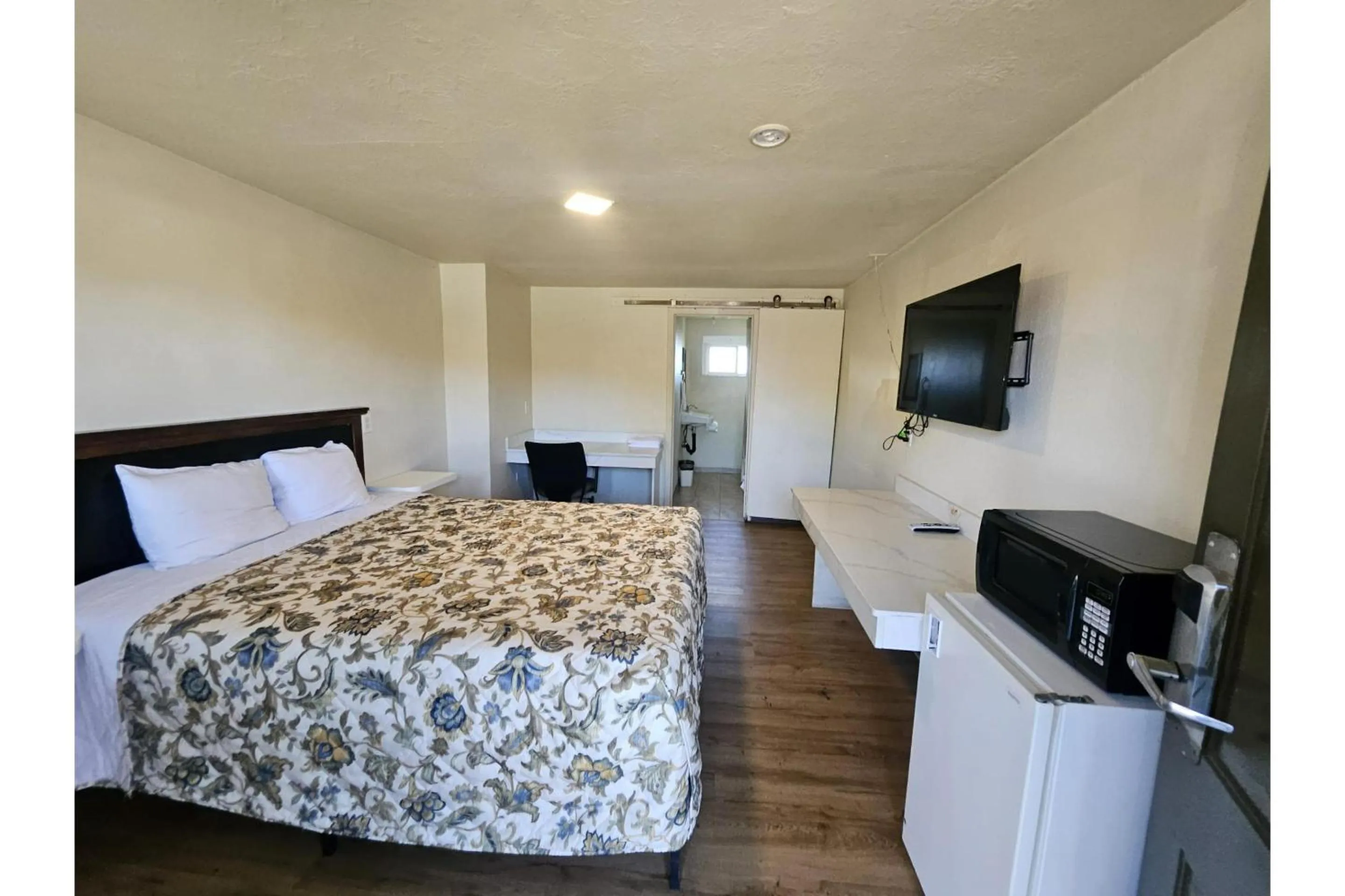 Bedroom, Bed in Del Rancho Motel By Townhouse Portland OR Hwy 205